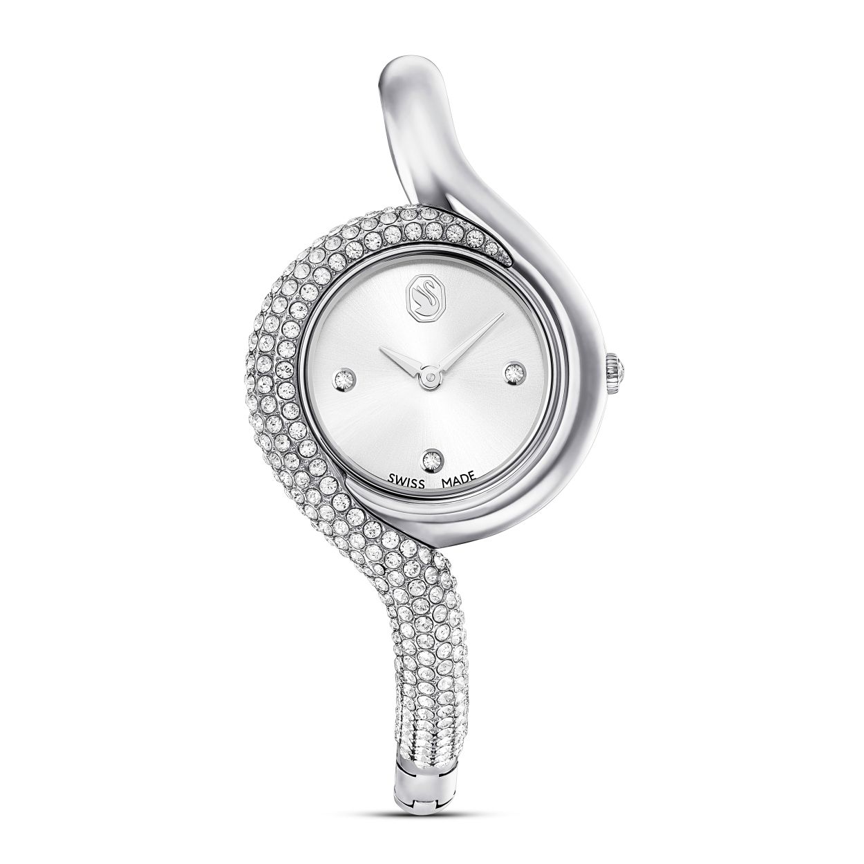 Dit fascinerende Dextera-horloge is ge�nspireerd op de klassieke uurwerken uit een vintage tijdperk. Het edelstalen ontwerp van 29 mm is creatief versierd met een pav� van heldere kristallen over de helft van de bezel en de helft van de armband. De minimalistische wijzerplaat heeft een zonnestraleneffect en wordt alleen geaccentueerd door drie kristallen uurmarkeringen en een zwaanlogo op 12 uur. Er zijn in totaal 203 kristallen gebruikt bij de creatie van dit horloge, inclusief het kristal in de kroon. Dit Swiss Made horloge is waterbestendig tot 50 meter en is een pure uiting van de verfijning van Swarovski.