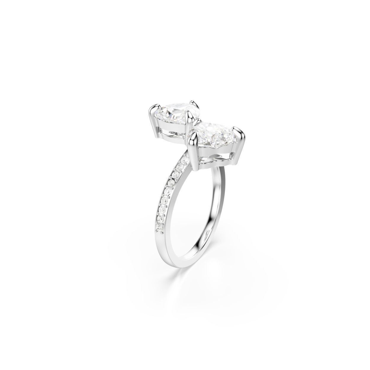 Deze rodium-vergulde Swarovski-ring is geinspireerd op het idee van twee harten die samenkomen. Het verbeeldt de romantiek met twee hartvormige, fijn geslepen stenen die in het midden samenkomen. Het glanzende wit van de stenen wordt nog benadrukt door een eenvoudig, maar elegant design. De tijdloze symboliek van deze Swarovski-ring maakt hem tot het perfecte cadeau voor een speciale geliefde.