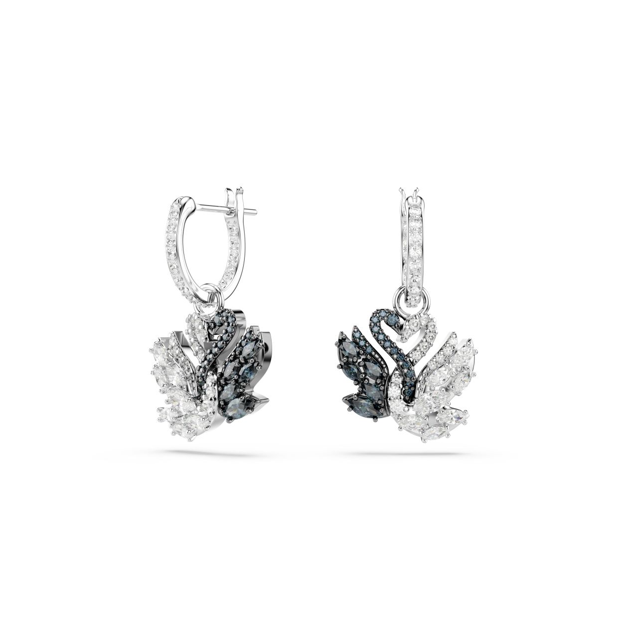 Deze emblematische oorstekers, vervaardigd als eerbetoon aan Swarovski's iconische zwanenlogo, zijn beeldscohon. Aan delicate pavé-ringen hangen twee verstrengelde zwanen, afgewerkt met een rhodium en ruthenium toplaag en volledig bezet met zwarte en witte Swarovski Zirkonia in Round- en Marquise-slijpvorm. Voeg deze geliefde silhouetten toe aan uw stijl voor een vleugje pure elegantie.