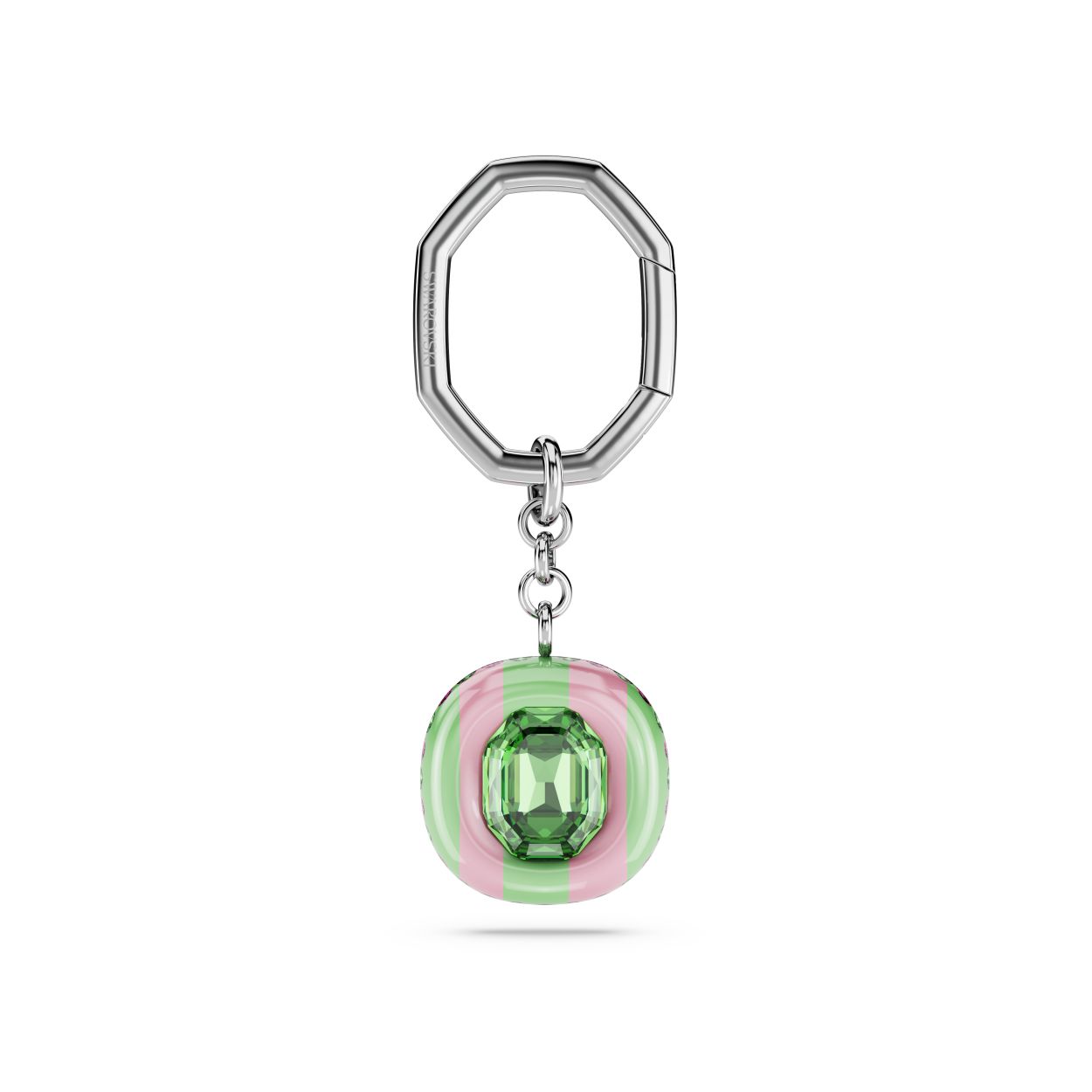 Deze snoepkleurige sleutelhanger is geïnspireerd op de Dulcis-lijn en is gemaakt voor een stijl vol vreugde. Het kussenvormige motief is bevestigd aan een schakel met rhodium toplaag en is versierd met speelse strepen, een achthoekig centraal kristal en meer groene en roze kristallen rond de randen. De sleutelhanger is ideaal om uw eigen Dulcis-sieraden te accentueren, of het perfecte cadeau om iemands verjaardag op te fleuren.