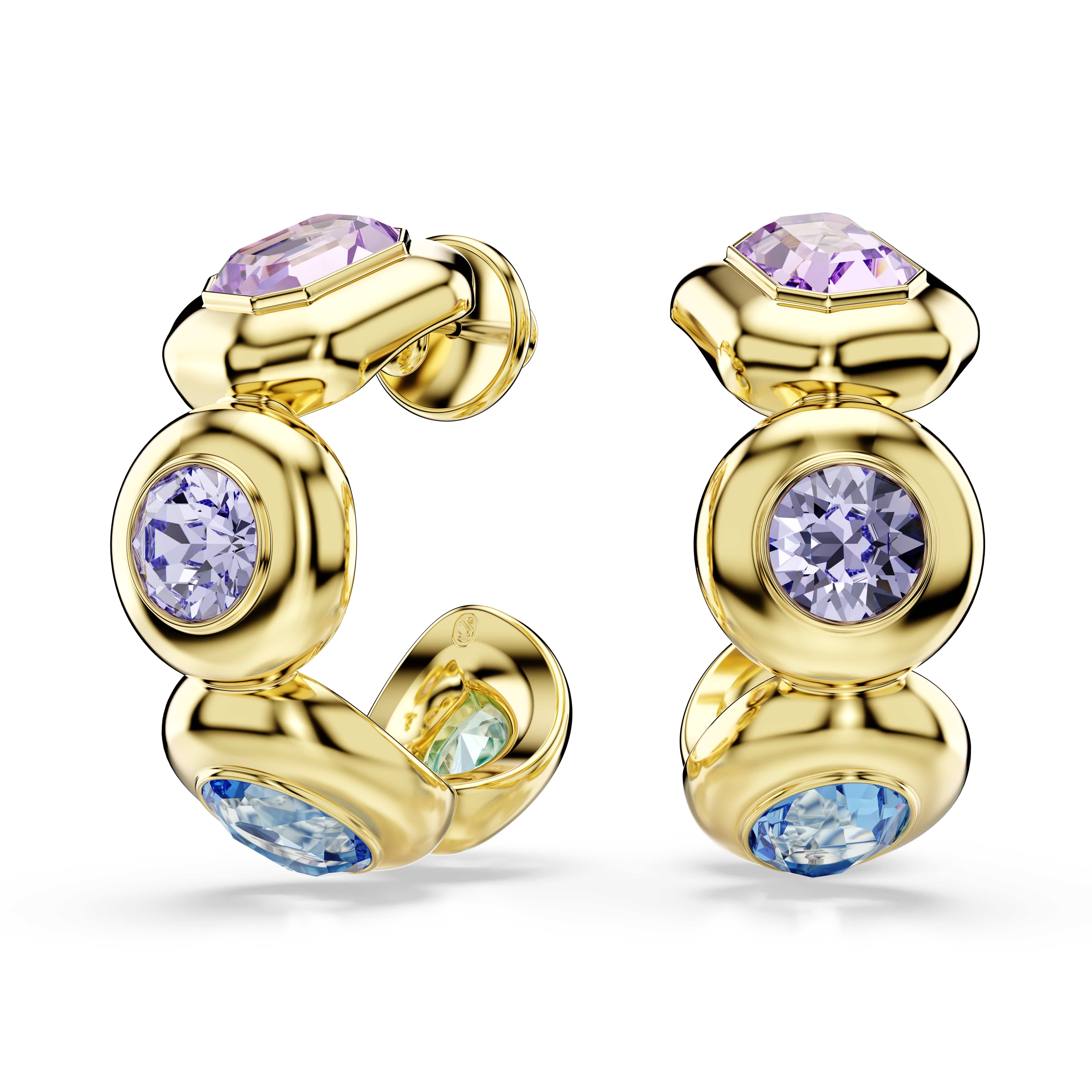 Ontdek de Gema-benadering van klassieke oorringen. De kleurrijke en onconventionele sieraden met goudkleurige toplaag zijn bezet met vier grote kristallen in een opvallende bezelzetting. De veelheid aan verschillende slijpvormen en tinten omvat Swarovski Recreated&trade;-kristallen in ijsblauw, die naadloos samengaan met de andere tinten roze, paars en groen.

Artikelnr.: 5737444
Collectie:  Gema
Formaat: 3.1 x 1.3 x 2.9 cm
Materiaal:  Kristallen, ReCreated&trade; Crystals, Goudkleurige toplaag
Kleur:  Meerkleurig
Gewicht (individueel product):  11.5 g