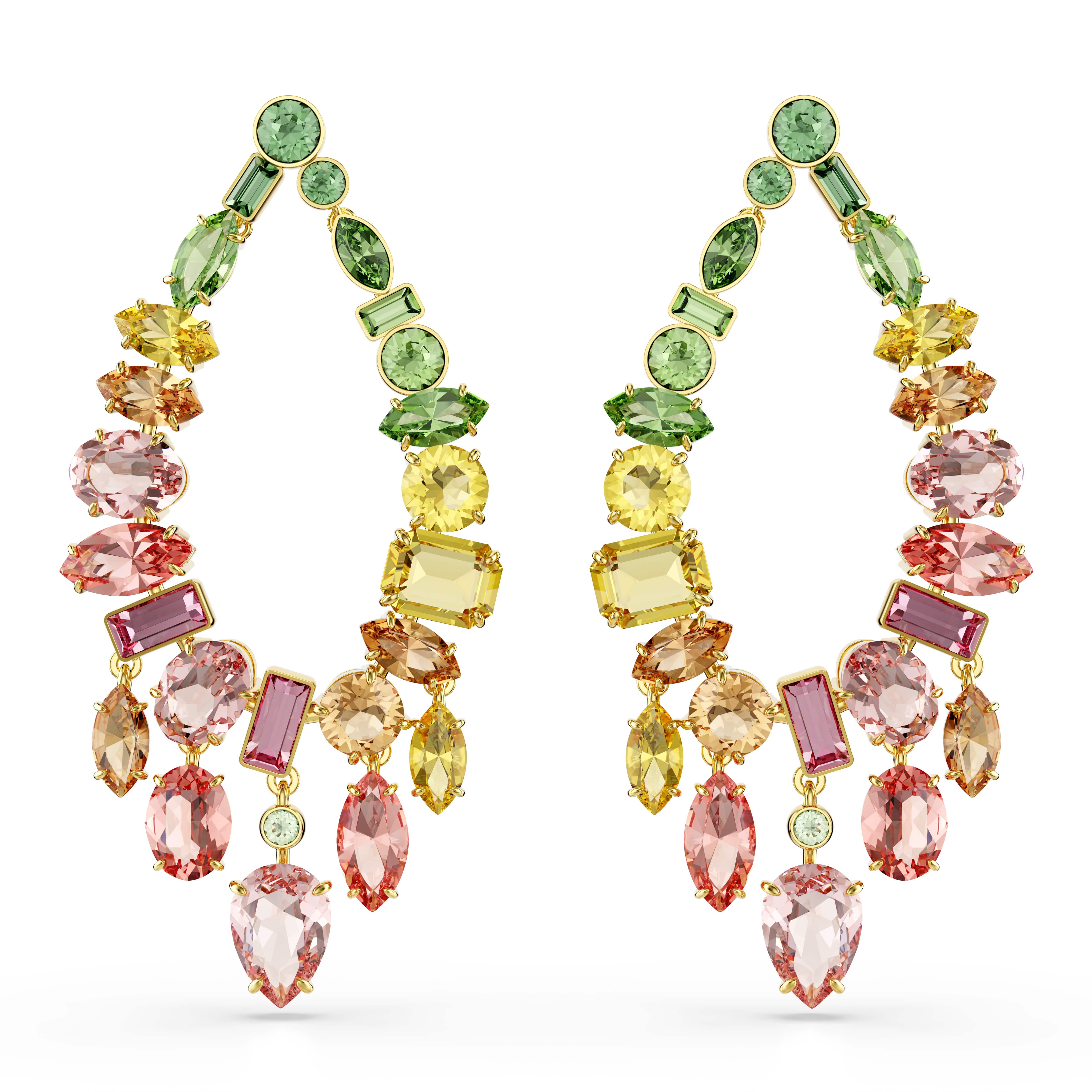 Deze kroonluchteroorbellen zijn zowel dramatisch als speels. De boho-stijl combineert diverse kristallen in verschillende vormen en kleuren, allemaal gerangschikt in een fascinerend verloop en formatie. Combineer ze met de bijpassende hanger om uw styling extra vreugde te geven.