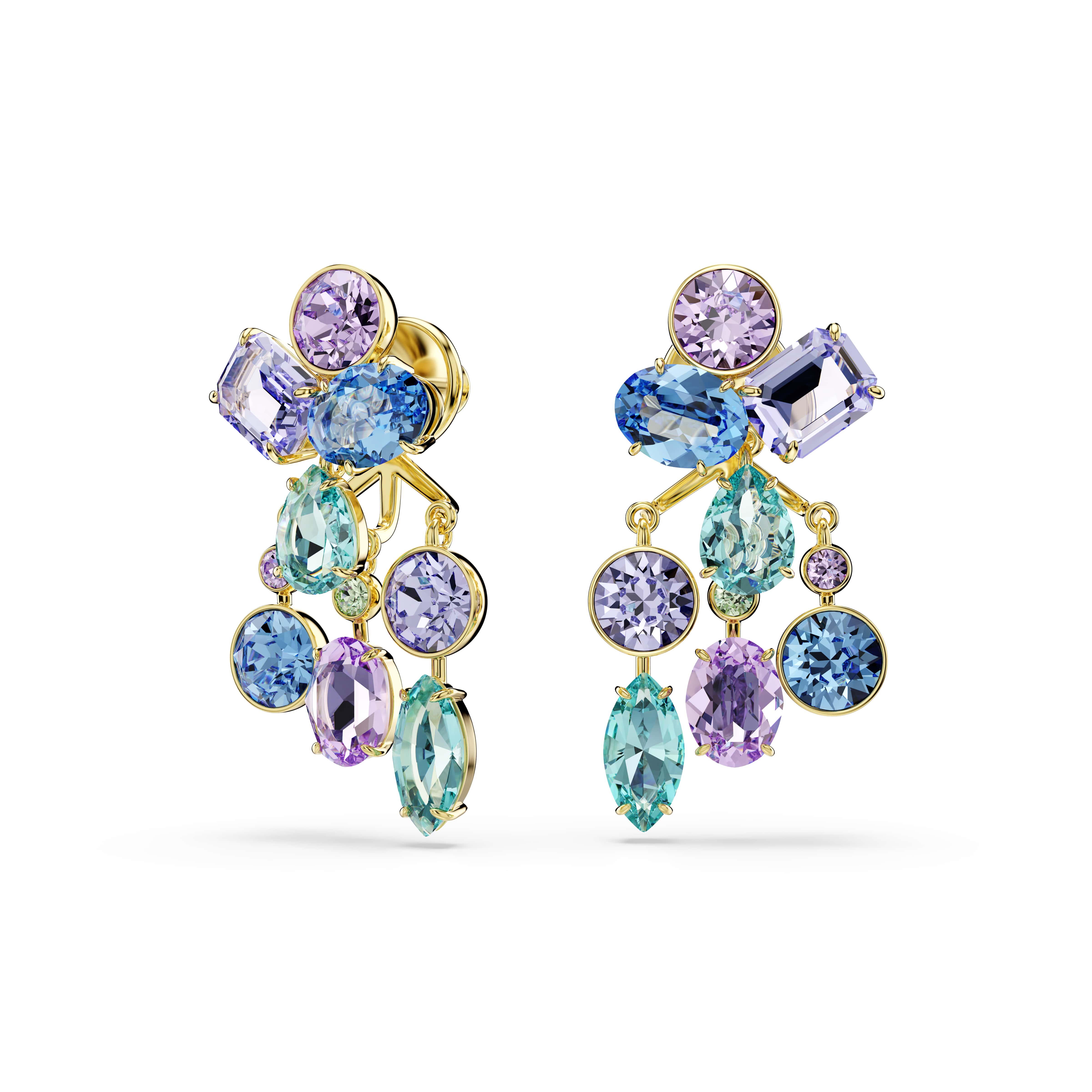 Met deze veelzijdige Gema-oorbellen cre&euml;ert u twee onderscheidende looks voor overdag en &lsquo;s avonds. Draag ze als oorknoppen, met een cluster van vier kleurrijke kristallen aan elke kant, of bevestig de ear jacket voor een hangende variant. In de kenmerkende Gema-stijl worden de kristallen gepresenteerd in meerdere vormen en tinten, wat het sieraad een intrigerende uitstraling geeft.

Artikelnr.: 5737450
Collectie:  Gema
Formaat: 3.7 x 1.9 cm
Materiaal:  Kristallen, ReCreated&trade; Crystals, Goudkleurige toplaag
Kleur:  Meerkleurig
Gewicht (individueel product):  5.7 g