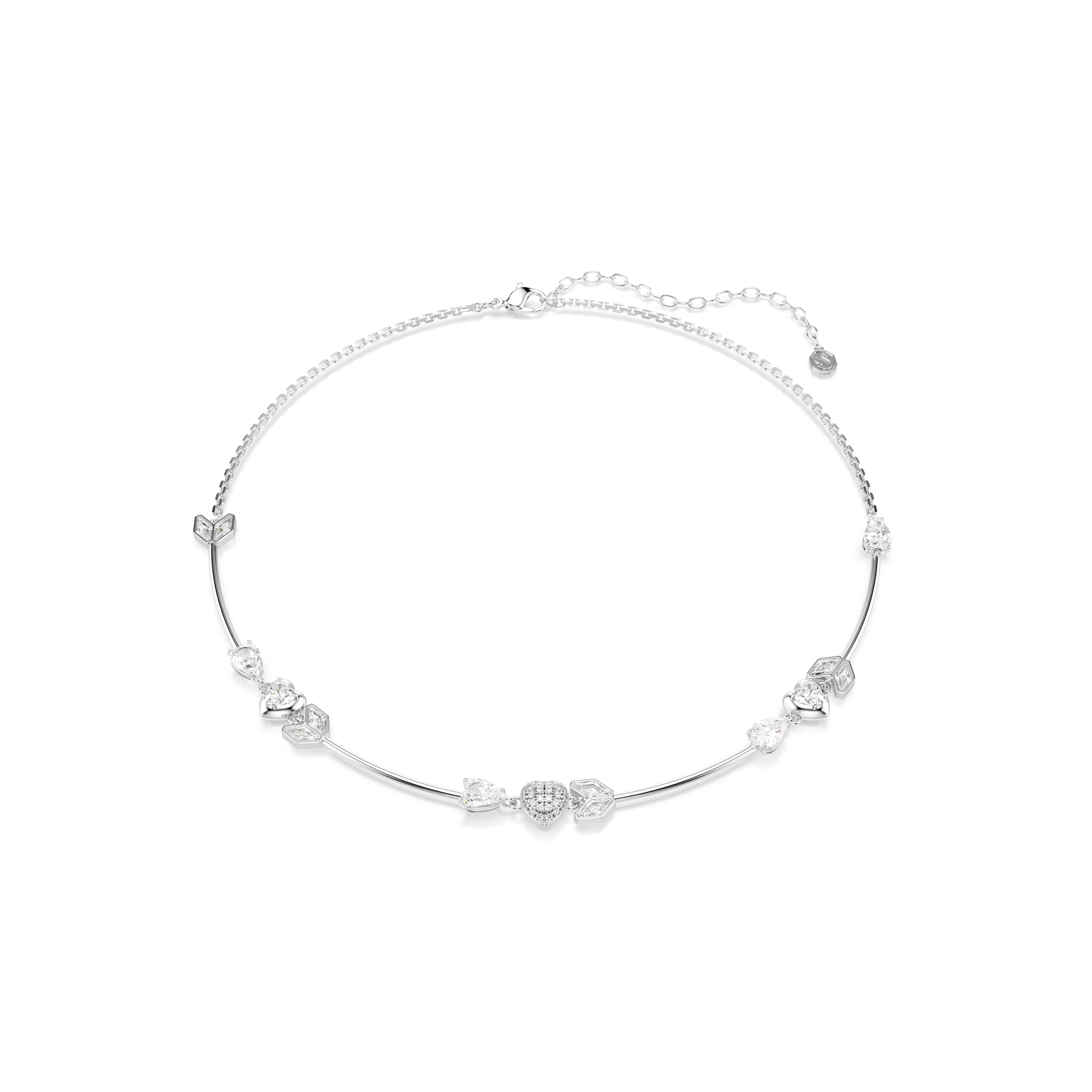 Om uw stijl veelzijdigheid te geven, bestaat dit Swarovski-sieraad uit drie ringen die afzonderlijk kunnen worden gedragen of gestapeld voor een dynamische combinatie. De gedraaide ringen, die het kenmerkende silhouet van de Hyperbola-familie weerspiegelen, combineren een rhodium en goudkleurige toplaag, samen met heldere Swarovski Zirkonia in delicate Round-slijpvormen. Draag ze met bijpassende oorbellen of een ketting om de hypnotiserende look te benadrukken.