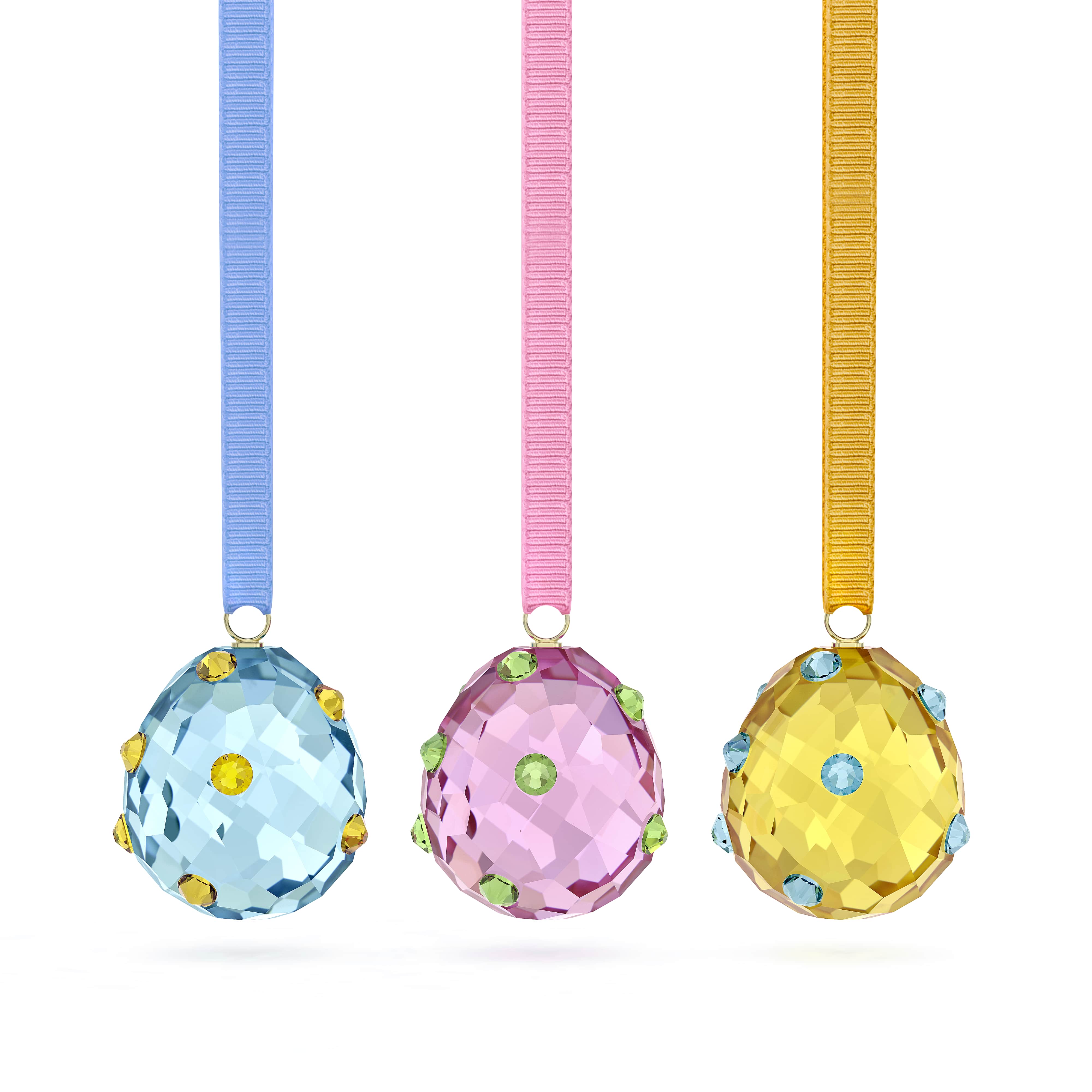 Dit trio eieren, vervaardigd in de kenmerkende kleuren van Swarovski, is ontworpen voor eindeloze reflecties gedurende het seizoen. Elk ornament onthult een andere pasteltint, met een bijpassend ripsband lint en contrasterende stippen gemaakt van kristallen flatbacks. Hang ze in huis om bomen, tafels of ramen een vreugdevolle toets te geven.

Artikelnr.: 5748225
Formaat: 2.9 x 2.9 x 3.7 cm
Ontwerper:  Bettina Fuchs
Materiaal:  Kristallen, Champagnegoudkleurig PVD, Polyester
Kleur:  Meerkleurig
Collectie:  Idyllia