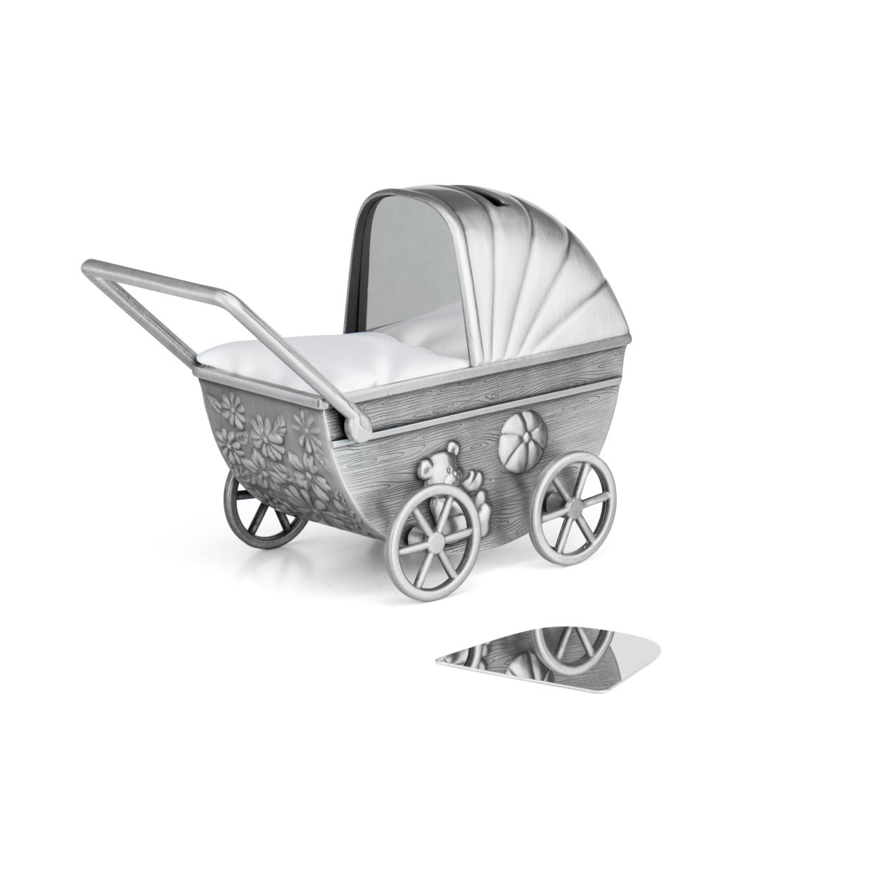 Kinderwagen met graveerplaatje. mat gelakt. Afmetingen zijn 11x5.5x10 centimeter.