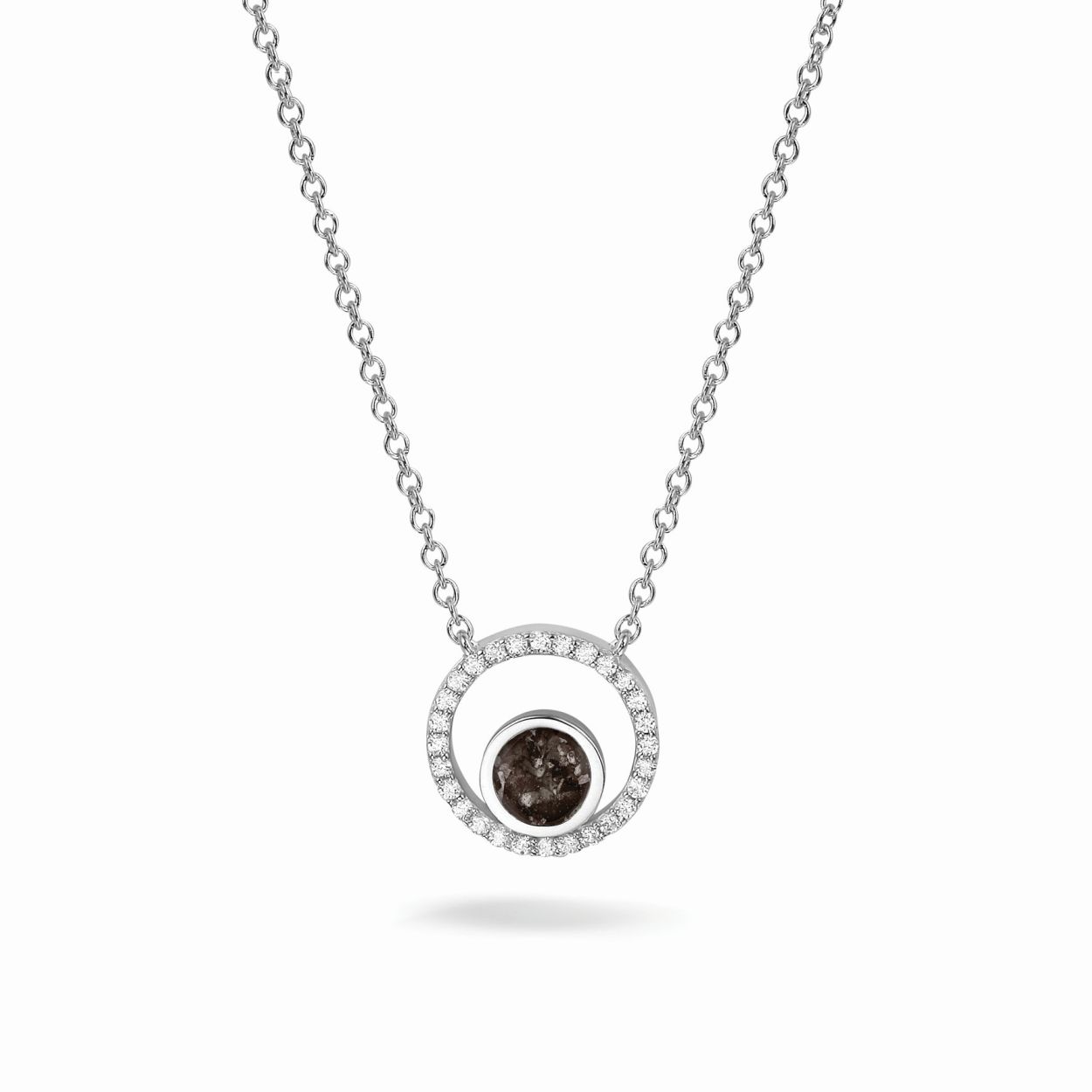 Zilveren ketting (lengte 42-45 cm) met vaste hanger - Zilveren hanger met zirkonium en zichtbare as (afmetingen: 12 mm diameter) - Verkrijgbaar in zilverkleur, goudkleur of rosékleur - Ook verkrijgbaar in 18 kt goud met diamant - De kleur waar de as in verwerkt zit kan je zelf kiezen - Meer info in de gedetailleerde beschrijving.