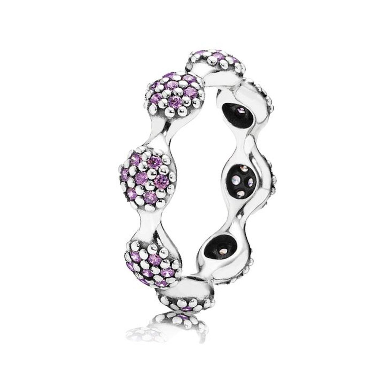 Deze prachtige Pandora Ring heeft een roze zirkonia steen en is een elegante toevoeging aan je sieradencollectie. De ring is perfect om dagelijks te dragen en is ideaal om te combineren met andere Pandora sieraden. Draag deze ring solo voor een subtiele touch of mix en match met andere ringen voor een trendy look. Met zijn tijdloze ontwerp is dit een must-have voor elke modebewuste vrouw.