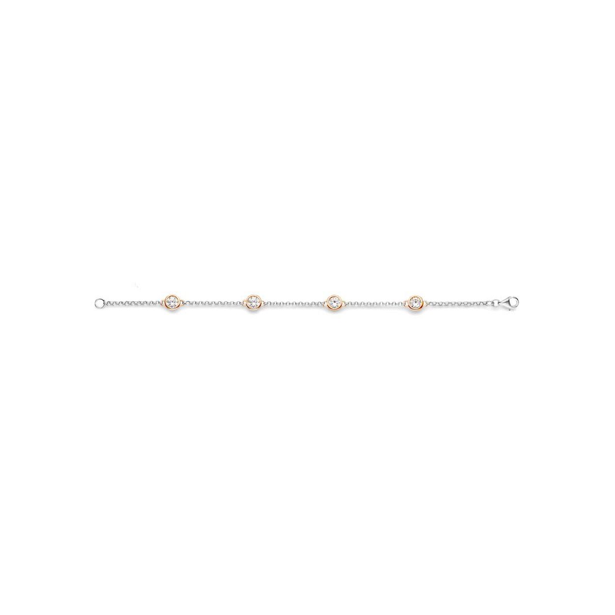 Moments Jewelry  zijn sieraden waar jouw sieradenkist niet zonder kan. De zilveren sieraden zijn gerhodineerd, of verguld in het ros� of geel goud. Wanneer gezet met stenen, is gebruik gemaakt van briljant geslepen zirconia's.
