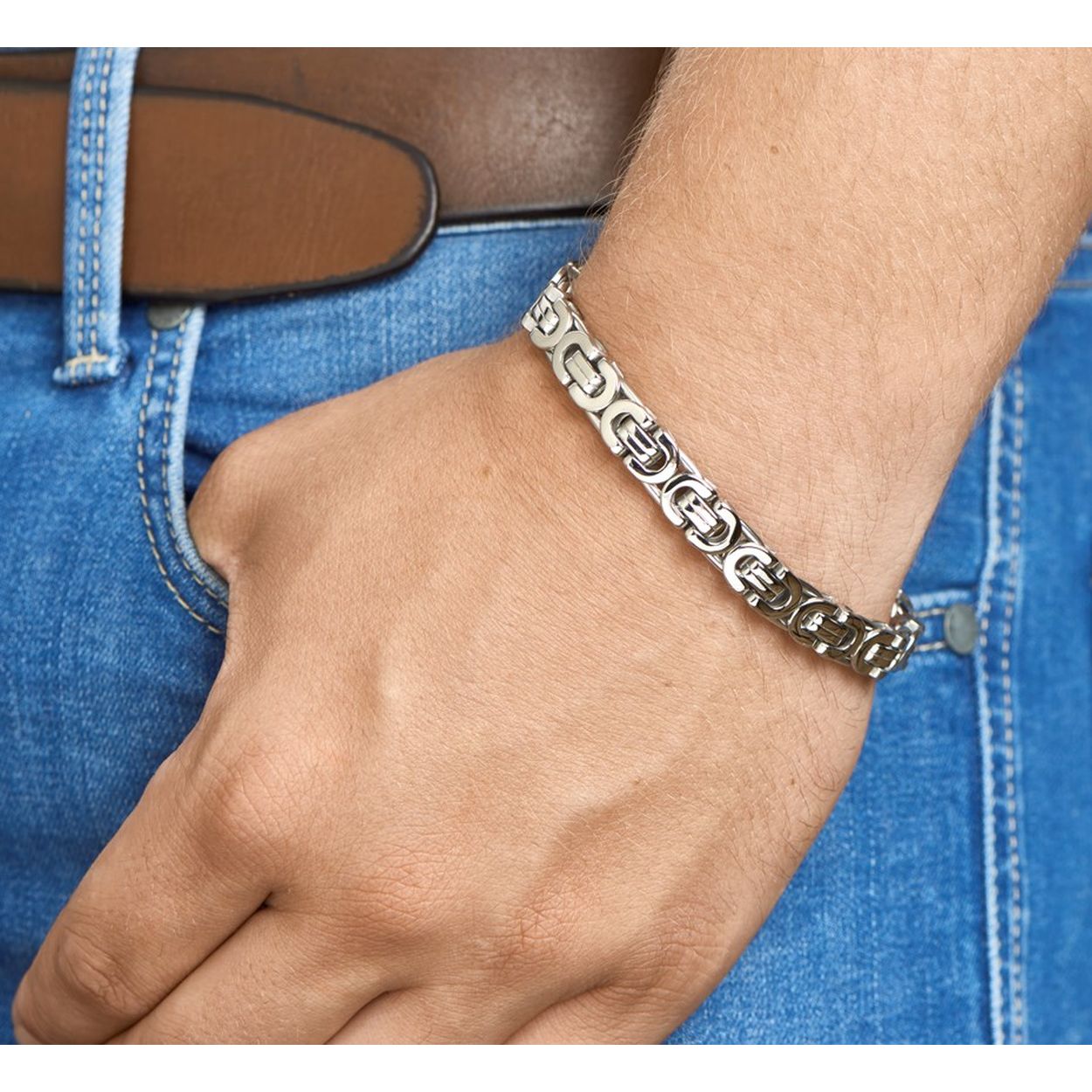 Stalen armband met een koningsschakel. De armband heeft een draaglengte van 22cm en een stevige karabijn sluiting.