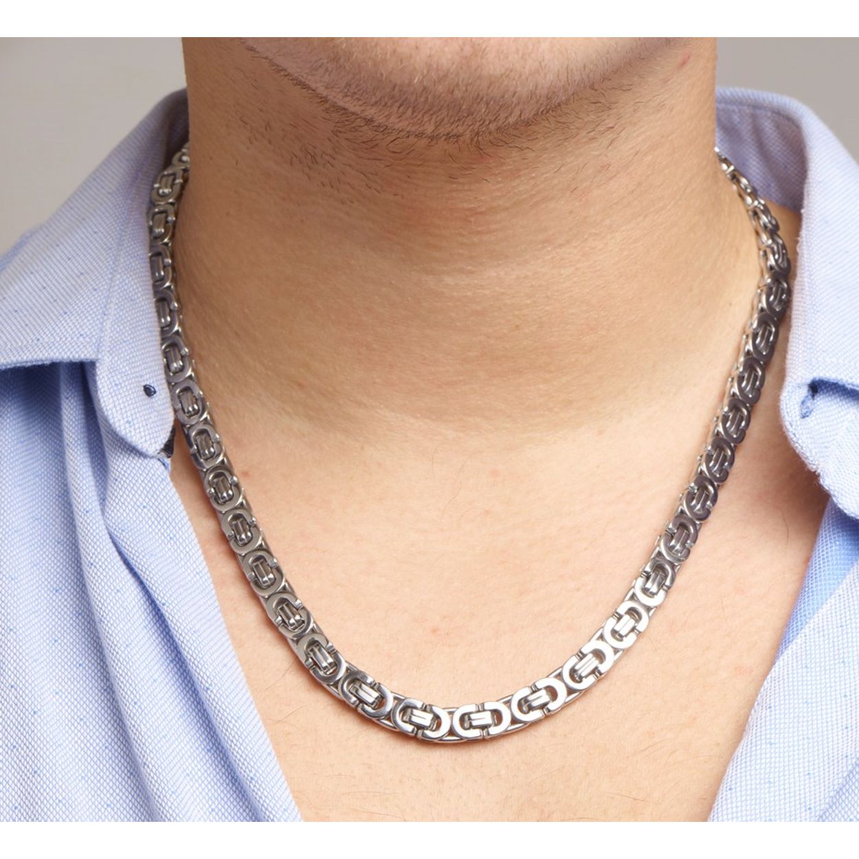 Stalen collier met een koningsschakel. Het collier heeft een draaglengte van 60cm en een stevige karabijn sluiting.
