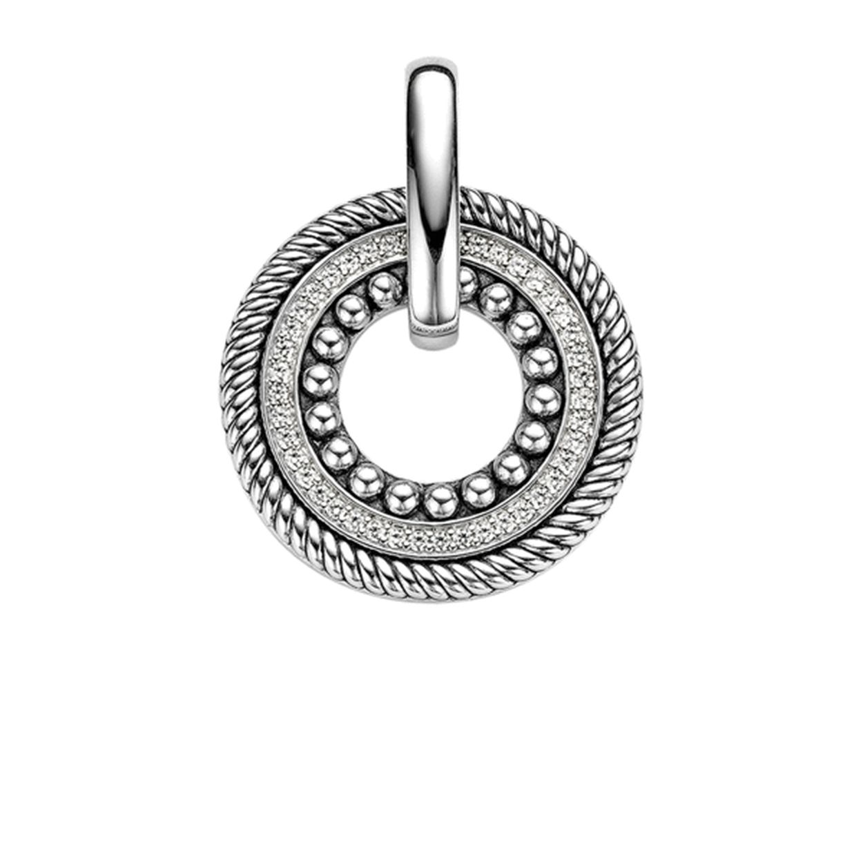 Geïnspireerd op verschillende structuren uit de TI SENTO - Milano collectie zijn meerdere designs gecombineerd in een hanger.  De afwisselende structuren geven de hanger een stoere look. Het maakt deze hanger tot een van de populairste sieraden van TI SENTO. De hanger is gemaakt van gerhodineerd sterling zilver. De rhodiumlaag zorgt voor een langdurige glans. 