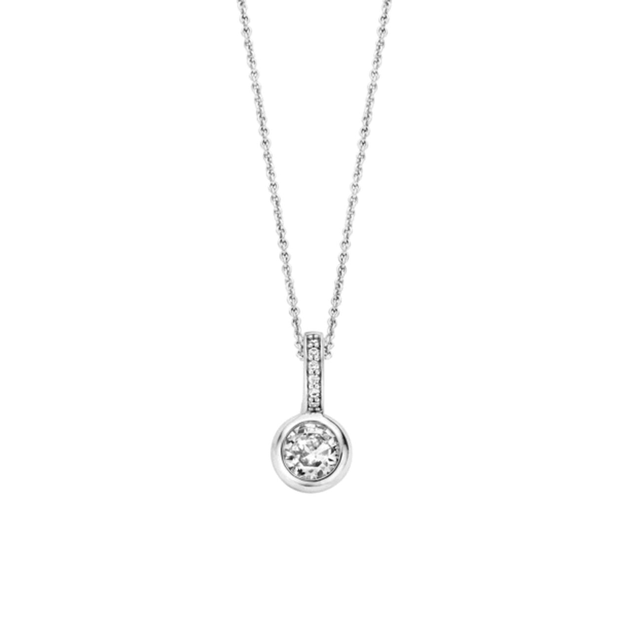 Dit kleine TI SENTO - Milano hangertje is gemaakt van gerhodineerd sterling zilver. De hanger is gezet met een briljant geslepen zirconia. Het TI SENTO design team besteedt aandacht aan alle details, wat terug te zien is in de clip-eye welke pavé gezet is met kleinere zirconia's. De achterzijde van de hanger is voorzien van het herkenbare TI SENTO monogram. De hanger is onderdeel van het Mix & Match concept, waarmee je je eigen sieraad kunt personaliseren. De hanger wordt geleverd met een fijn basis collier, maar is te combineren met een luxe collier uit de TI SENTO Milano collectie.