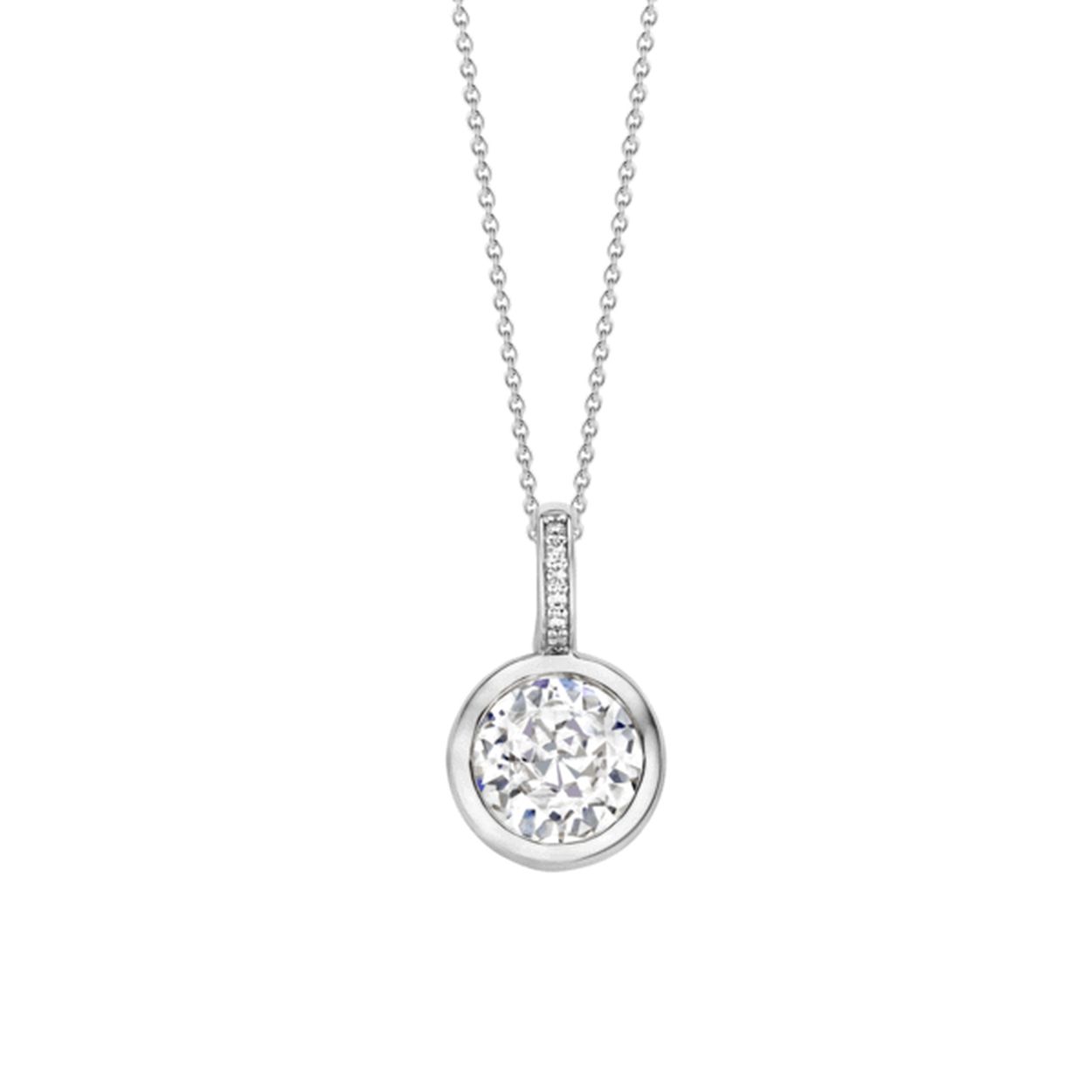 Deze TI SENTO - Milano hanger is gemaakt van gerhodineerd sterling zilver. De hanger is gezet met een briljant geslepen witte zirconia. Het TI SENTO design team besteedt aandacht aan alle details wat terug te zien is in de clip-eye welke pav� gezet is met kleinere zirconia's. De achterzijde van de hanger is voorzien van het herkenbare TI SENTO monogram. De hanger is onderdeel van het Mix & Match concept waarmee je je eigen sieraad kunt personaliseren. De hanger wordt geleverd met een fijn basis collier maar is te combineren met een luxe collier uit de TI SENTO Milano collectie.

TI SENTO � Milano sieraden worden altijd geleverd in een luxe verpakking. Hierin kun je jouw favoriete sieraad goed bewaren wanneer je het even niet draagt.