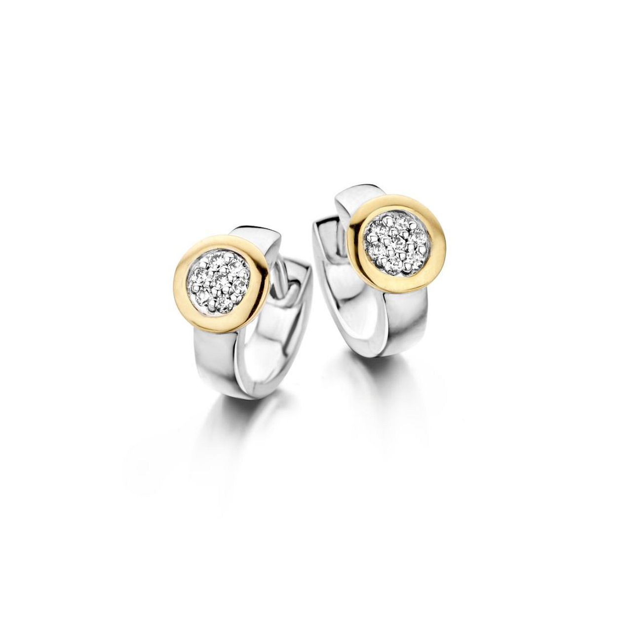 Zilver met 14 karaat gouden creolen en zirkonia. Deze oorbellen zijn onderdeel van een set.