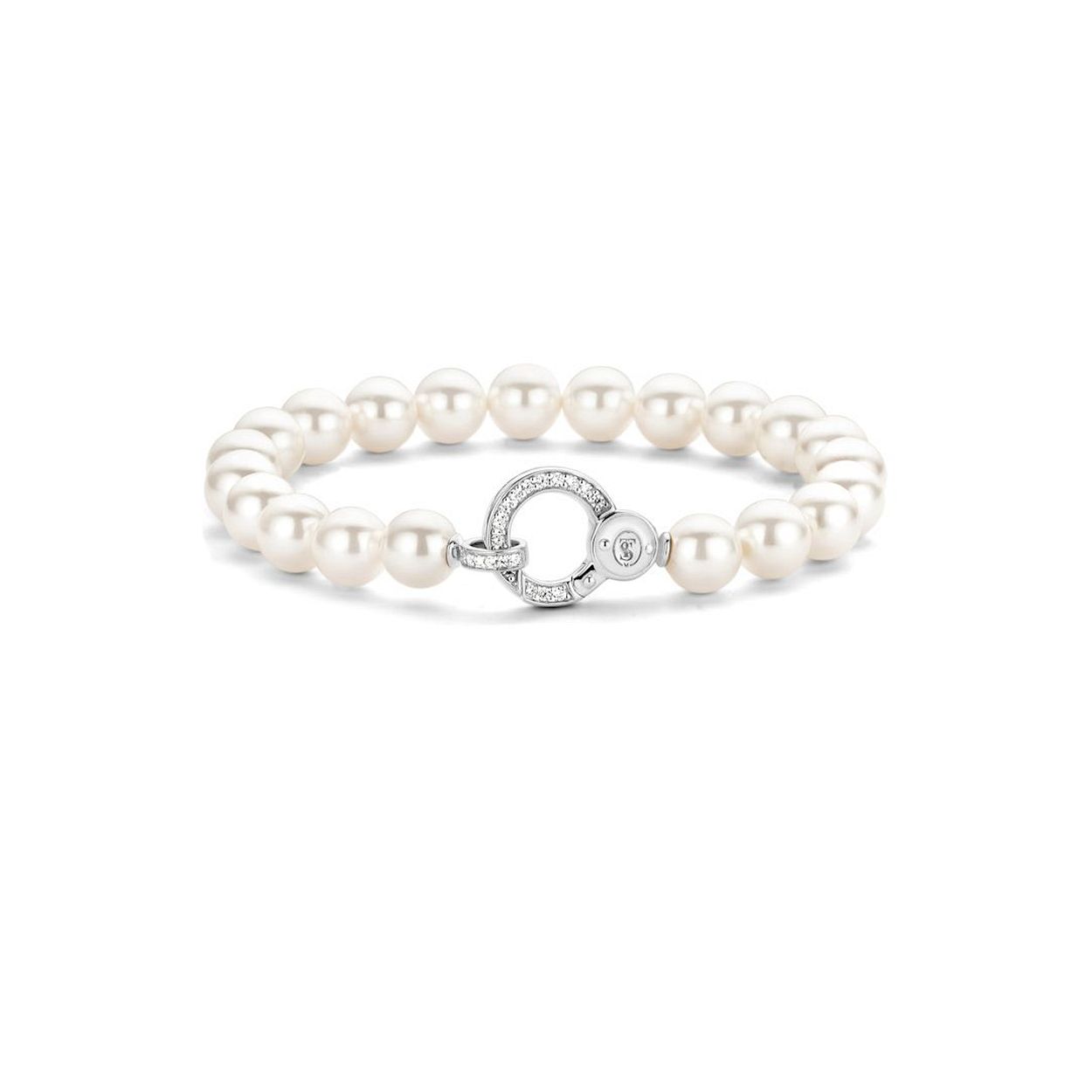 Een parelarmband is een klassieker die niet in de juwelenbox mag ontbreken. De parels van deze TI SENTO armband zijn Swarovski parels en hebben een diameter van 8mm. De siersluiting in het midden is pavé gezet met zirconia's en voorzien van het TI SENTO monogram, waardoor het een mooi onderdeel vormt van het design. Combiner de armband met andere parel sieraden voor een klassieke look, of maak het moderner door het te combineren met zirconia sieraden.