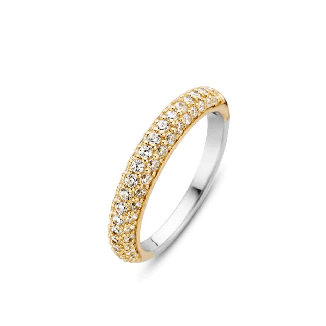 Deze TI SENTO - Milano ring is een echte toevoeging aan je sieradencollectie. De ring is gemaakt van sterling zilver en heeft een geelgouden 18k plating. De zirkonia's zijn pavé gezet en zorgen samen met de geelgouden plating voor de extra sparkle in je sieradencollectie.