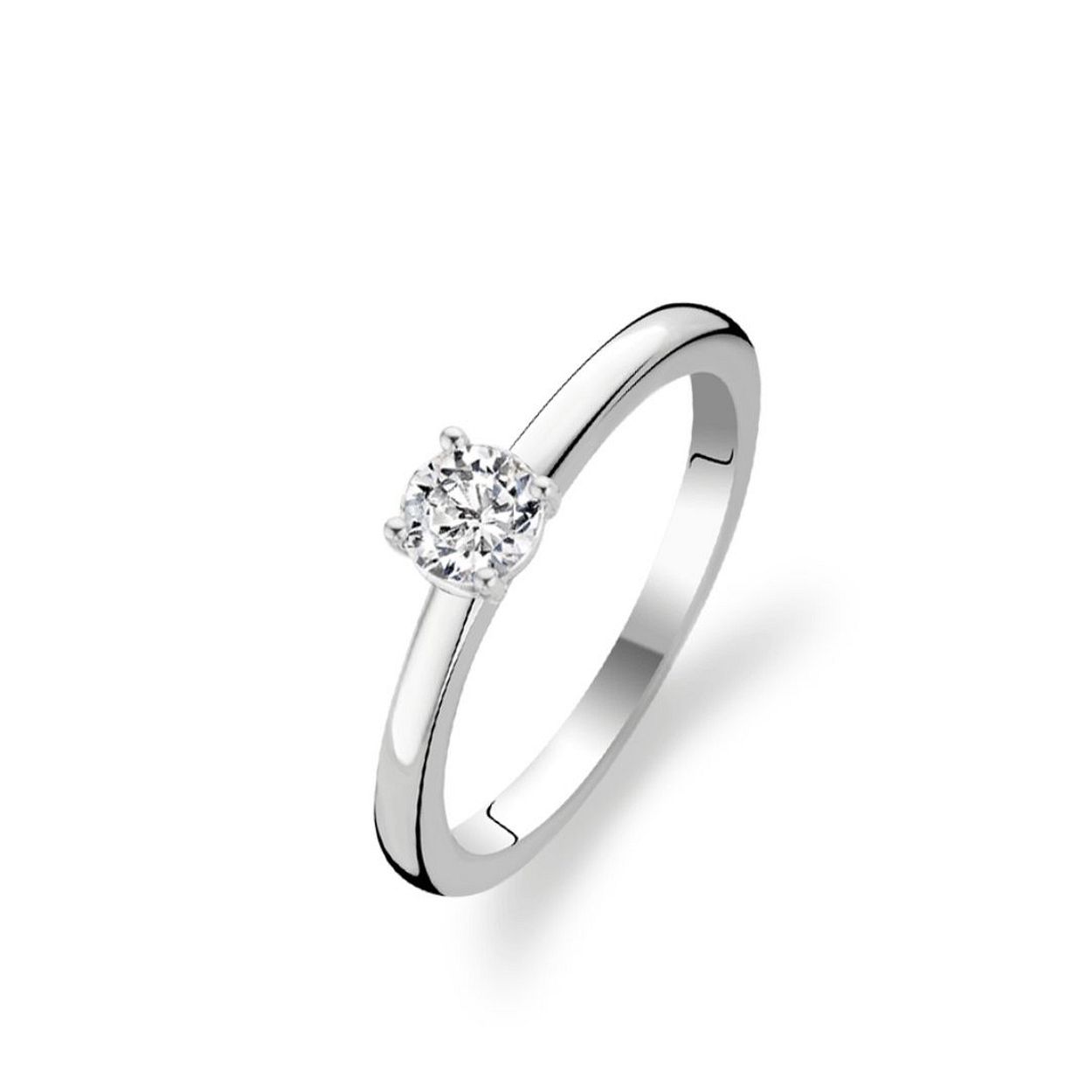 Deze TI SENTO - Milano ring is gemaakt van gerhodineerd sterling zilver. De ring is de ultieme basic voor iedere sieradencollectie en mag daarmee zeker niet ontbreken in je sieradenkist! Combineer deze solitair ring met meer ringen van de TI SENTO Mix & Match reeks. Door meerdere ringen aan dezelfde vinger te dragen cre�er je jouw eigen look!