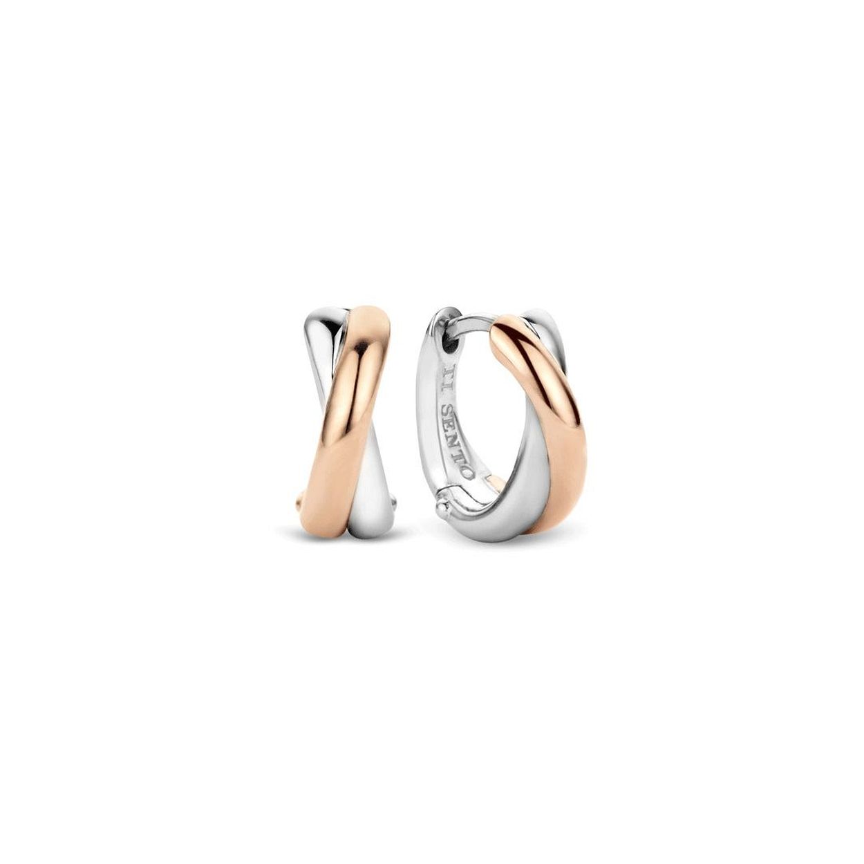 TI SENTO - Milano oorbellen. Deze oorringen zijn gemaakt van gerhodineerd sterling zilver en zijn deels voorzien van een 18k roségouden plating. Door de kleurcombinatie van zilver en roségoud zijn deze oorbellen zonder twijfel een goede aanvulling op jouw sieradencollectie!