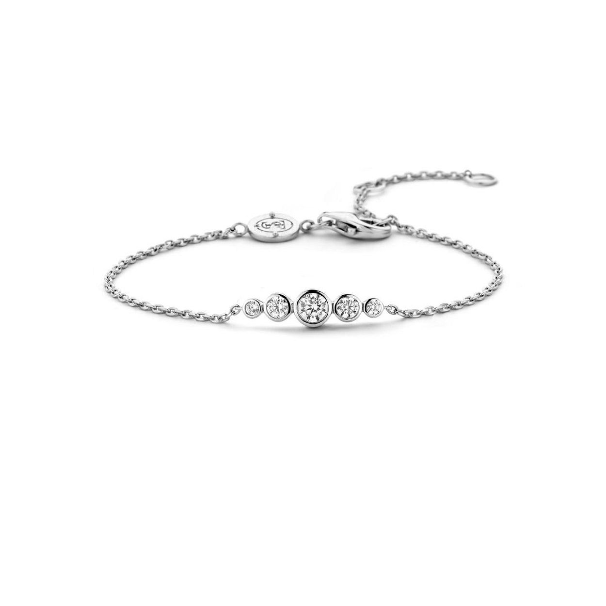 Schitter met deze prachtige armband van TI SENTO - Milano. Door het fijne kettinkje van hoogwaardige kwaliteit puur zilver heeft deze armband veel draagcomfort. De zirconia's zijn hand gezet in een gladomzetting. Een leuk detail is het TI SENTO - Milano logo bij de sluiting. Het sieraad is gemaakt volgende de goudsmid standaard en gerhodineerd voor extra bescherming en glans. We love to make our hands dirty to make yours shine.