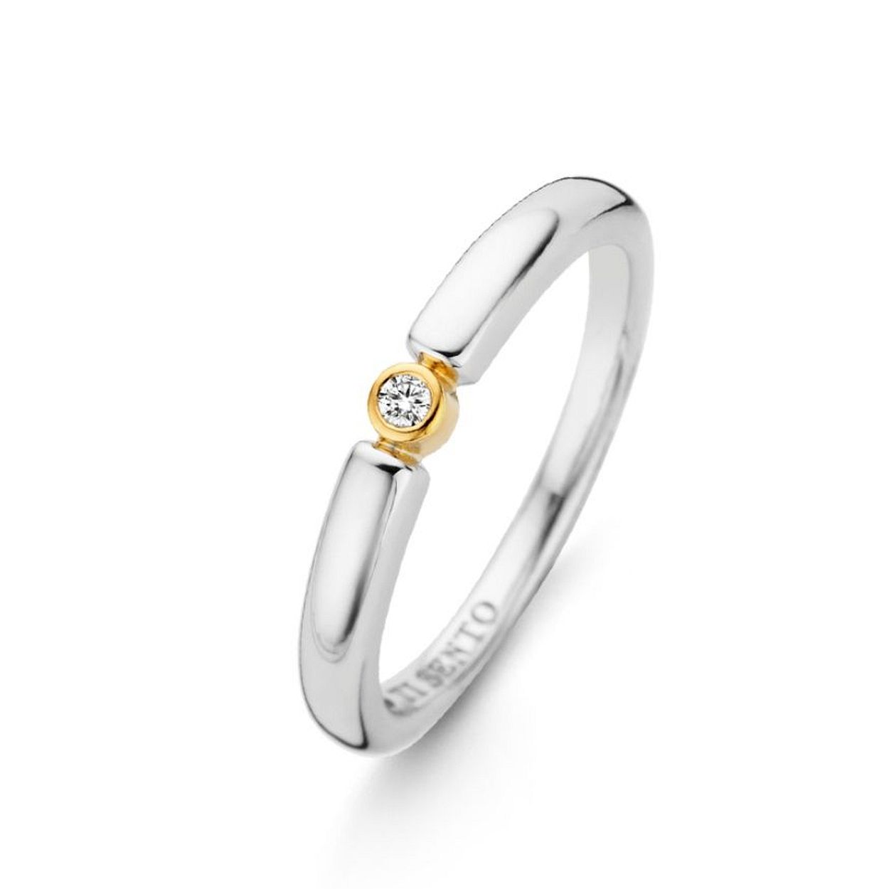 Ze is klassiek in haar eenvoud. Krachtig en vrouwelijk. Het witte zirkonia en goud vinden zachtjes hun balans in het midden van deze ring. Met een hint van zilver voor een lichte glinstering.