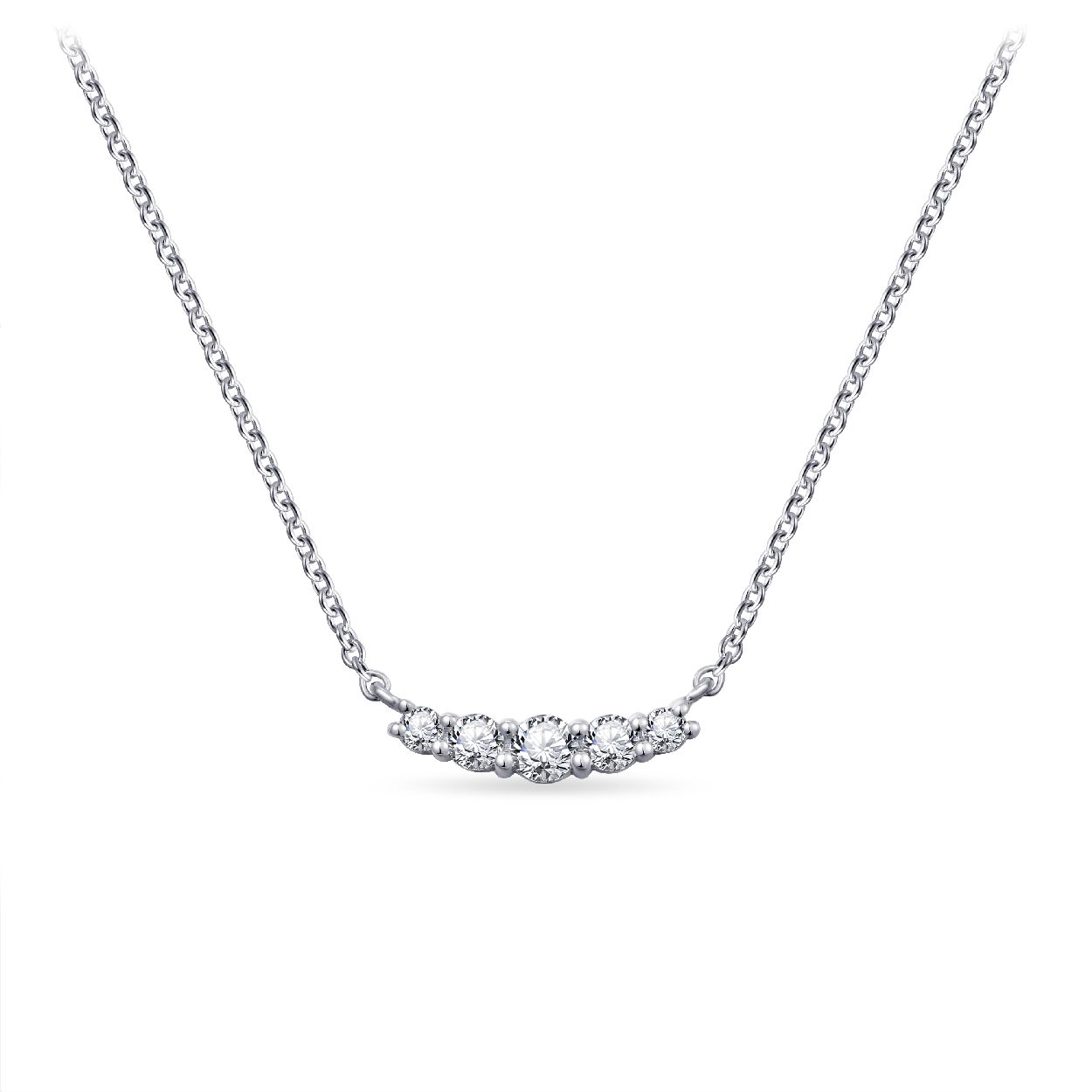 Schitterende zilveren anker collier met vijf diamant geslepen zirkonia's in verschillende grote in klauwzetting.  Het anker collier is te dragen vanaf een lengte van 42 cm, maar gemakkelijk te verstellen tot 47 cm.

Leuk om te combineren met de bijpassende ring R439, R440 en/of 
armband TRFP3, TRFP4 en/of
oorstekers E1048, E1049, E1051.