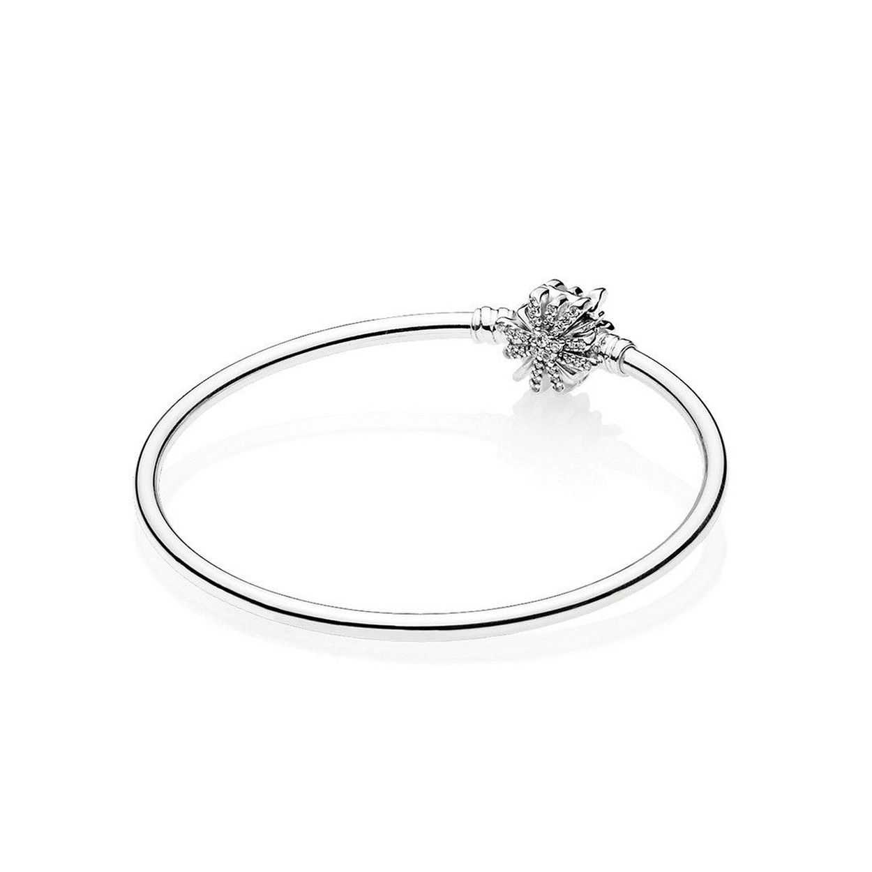 Dit prachtige PANDORA-armband 597763CZ-17 is gemaakt van zilver en voorzien van schitterende zirkonia-stenen. Het armband heeft een verfijnde uitstraling en is perfect voor dagelijks gebruik of speciale gelegenheden. De beste manier om het te dragen is om het alleen te dragen of te combineren met andere armbanden voor een trendy layered look. Voeg dit tijdloze stuk toe aan je sieradencollectie en straal elegantie uit.