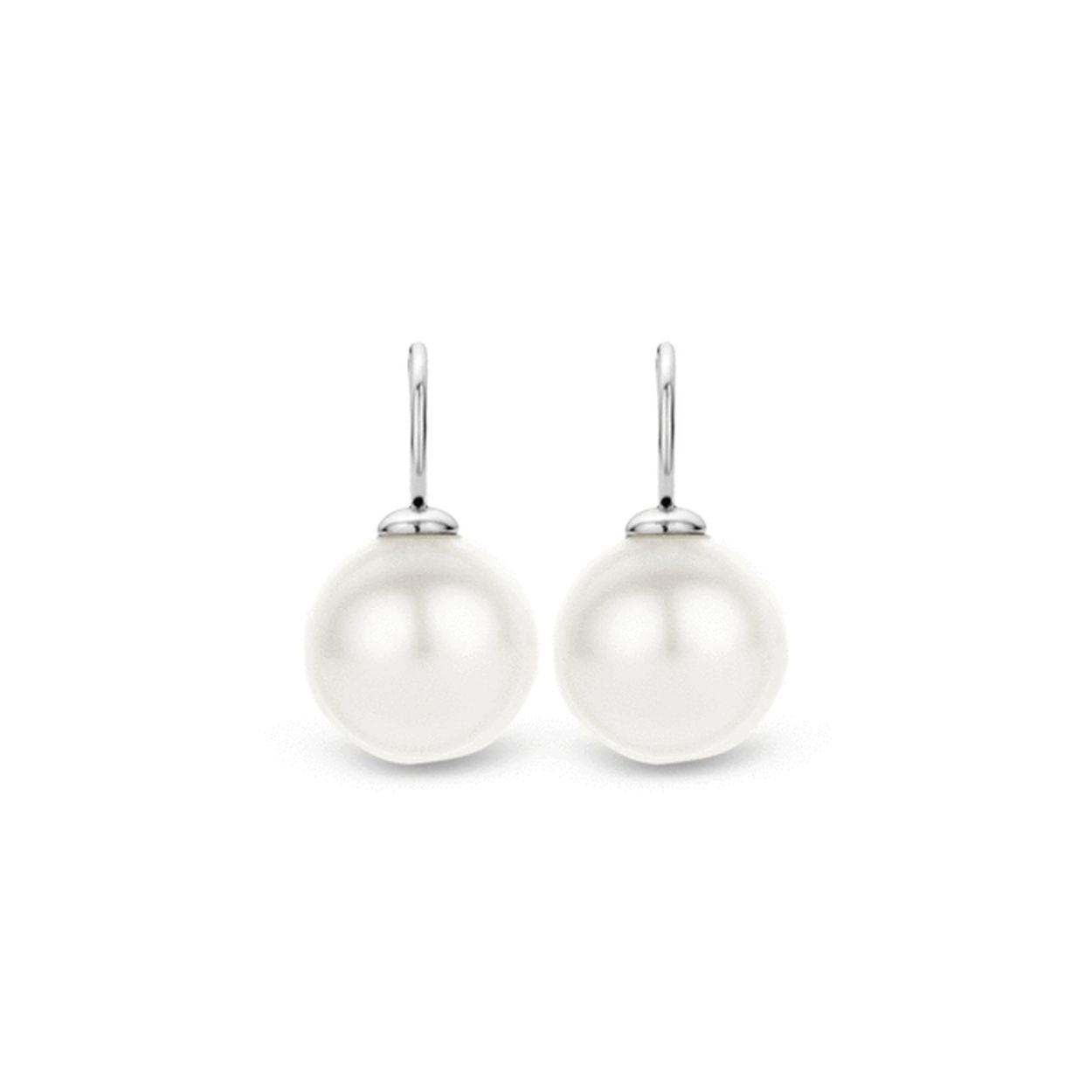 Deze TI SENTO - Milano oorbellen zijn gezet met een witte parel die een doorsnede van 14 mm heeft. Door de grootte van de parel is het mooi om je haar op te steken om zo de oorbellen extra onder de aandacht te brengen en een ware Milanese look te tonen. De oorbellen zijn gemaakt van gerhodineerd sterling zilver en afgewerkt met een rhodiumlaag die het sieraad van extra glans voorziet en helpt om slijtage te voorkomen. De oorbellen kunnen mooi worden gedragen met andere parelwitte sieraden maar ze kunnen ook worden gecombineerd met zirkonia gezette sieraden.