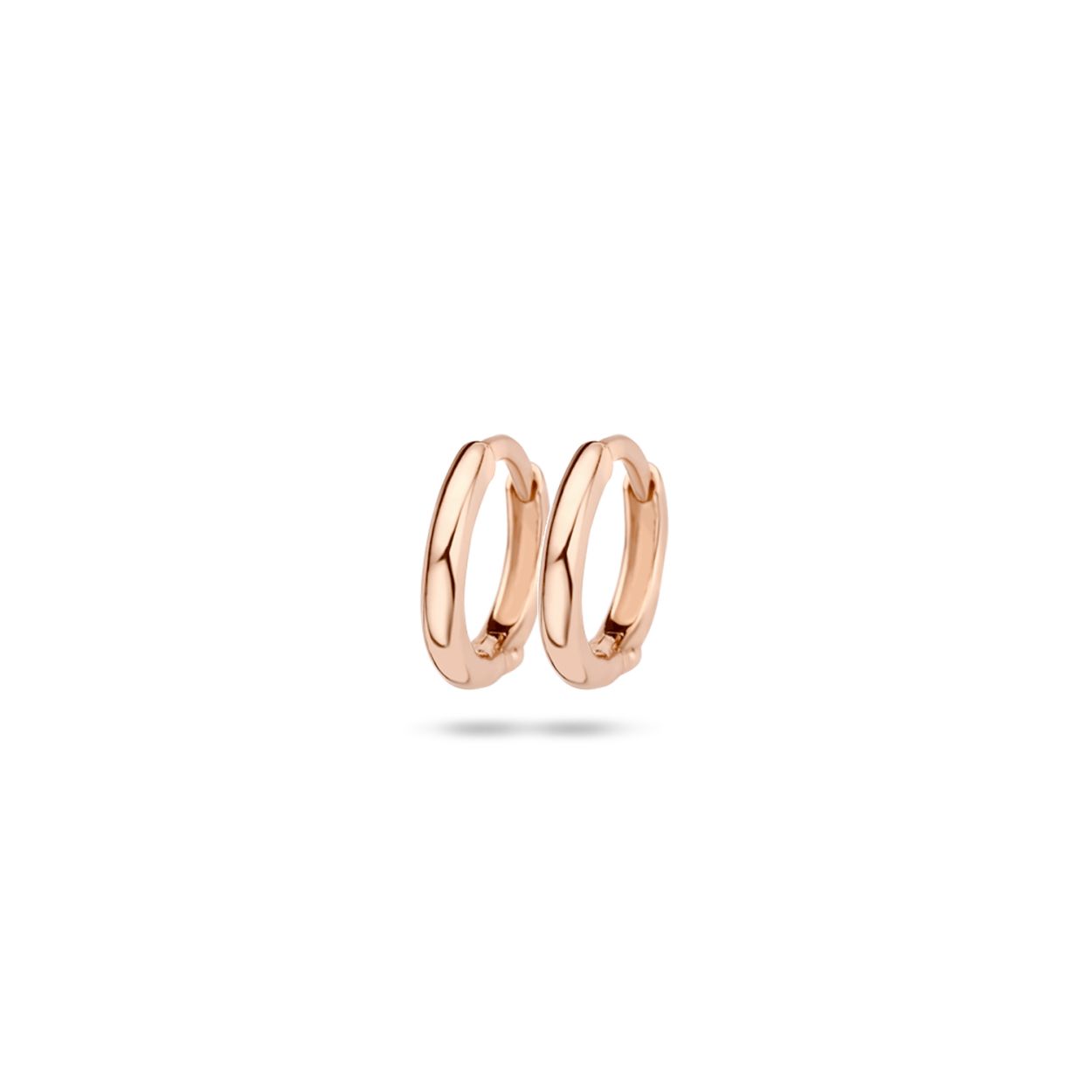 Deze eenvoudige oorringen hebben een ovalen vorm, een dikte van 1,5 mm en een hoogte van 9,7 mm. Ze zijn gemaakt van 14k roségoud. Prachtig op zichzelf, maar ook heel geschikt om in een tweede gaatje in combinatie met andere oorsieraden. 