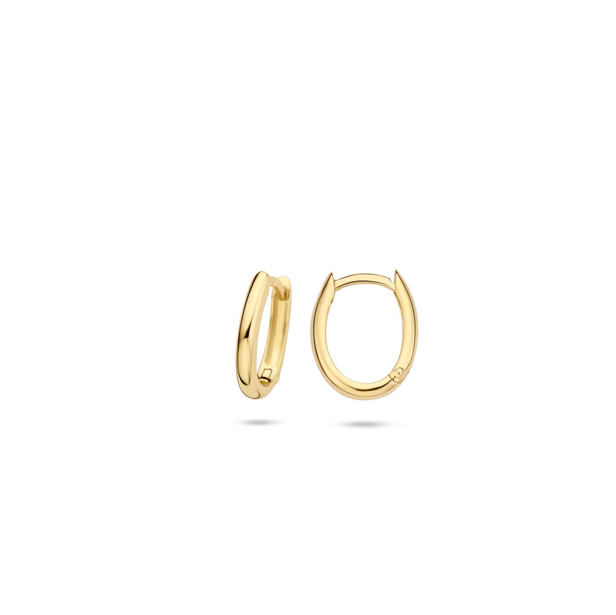 The chance to Blush
Blush jewels worden met zorg, liefde en oog voor detail gemaakt van 14 karaat goud.
Never out of style�Deze geelgouden Blush ovalen klap creolen  7224YGO  hebben zowel een elegante als moderne uitstraling. De oorbellen zijn te combineren met de Blush oorbedels voor een nog persoonlijkere stijl. De oorbellen hebben een dikte van 1,9 mm en een hoogte van 1,5 mm. 
Blush Jewels worden geleverd in een Blush geschenkverpakking.
From the heart