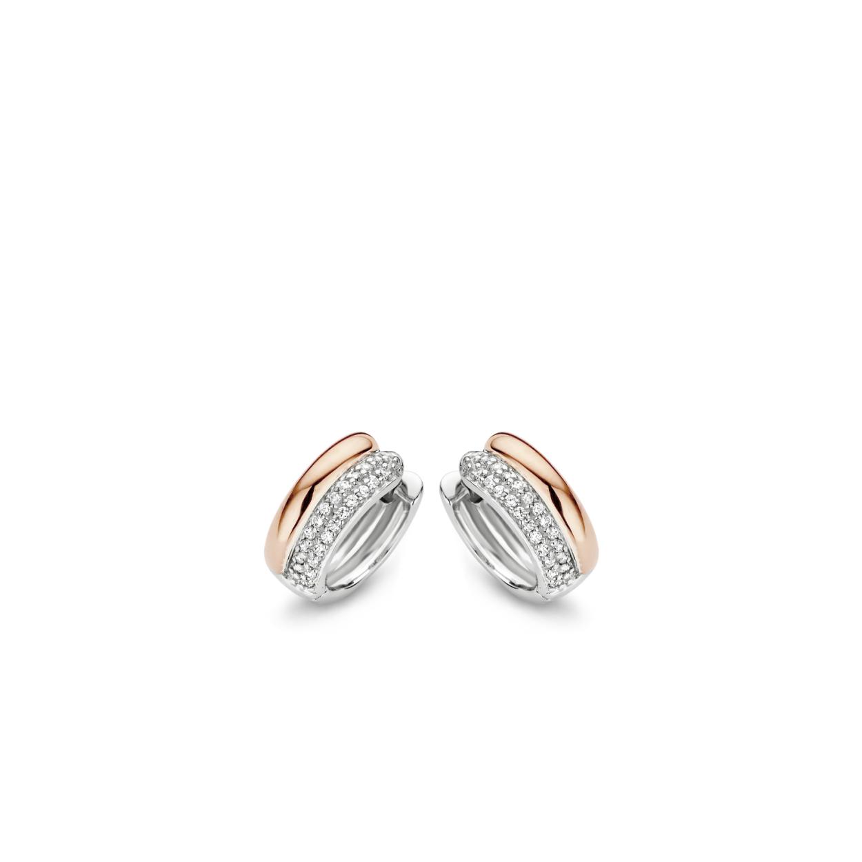 Moments Jewelry  zijn sieraden waar jouw sieradenkist niet zonder kan. De zilveren sieraden zijn gerhodineerd, of verguld in het ros� of geel goud. Wanneer gezet met stenen, is gebruik gemaakt van briljant geslepen zirconia's.