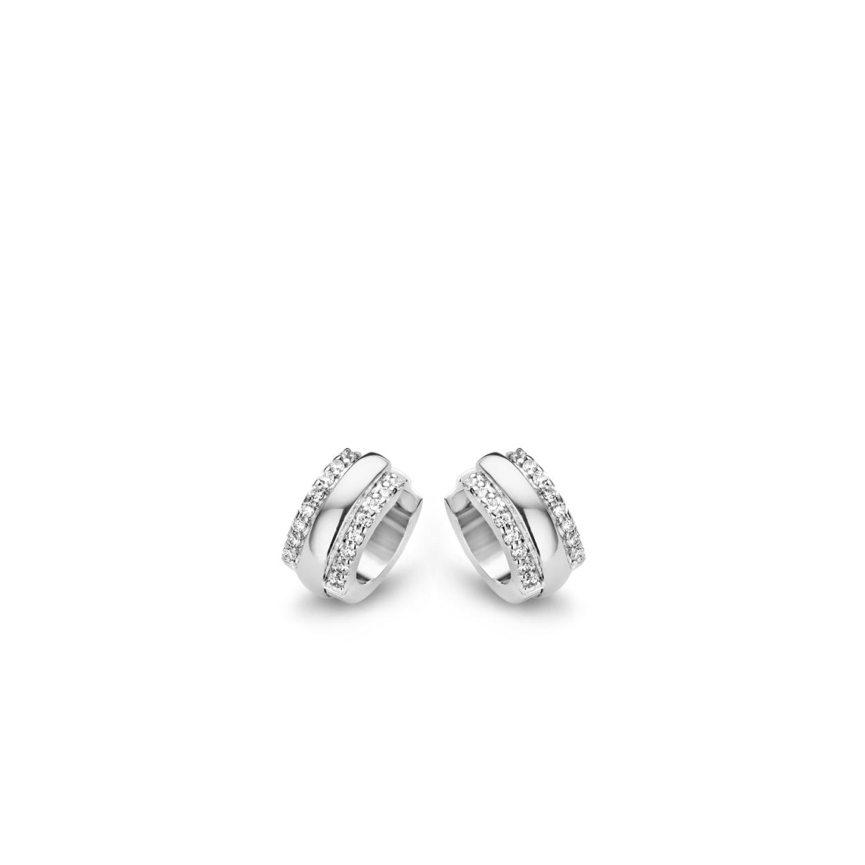 Moments Jewelry  zijn sieraden waar jouw sieradenkist niet zonder kan. De zilveren sieraden zijn gerhodineerd, of verguld in het ros� of geel goud. Wanneer gezet met stenen, is gebruik gemaakt van briljant geslepen zirconia's.