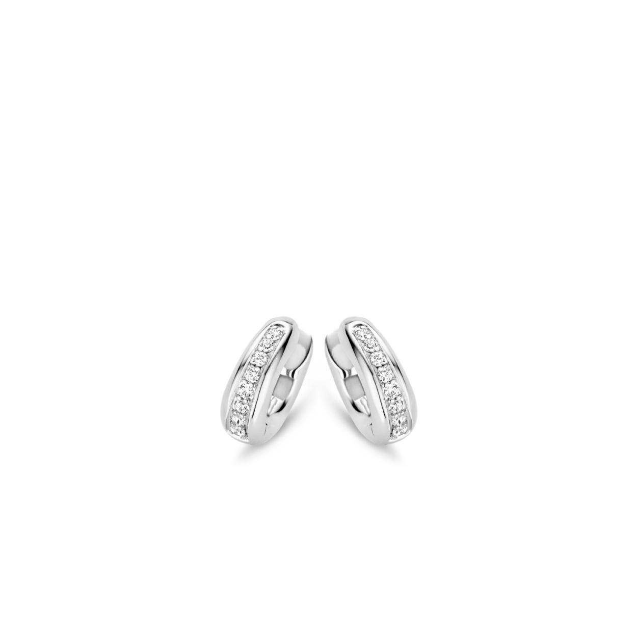 Moments Jewelry  zijn sieraden waar jouw sieradenkist niet zonder kan. De zilveren sieraden zijn gerhodineerd, of verguld in het ros� of geel goud. Wanneer gezet met stenen, is gebruik gemaakt van briljant geslepen zirconia's.