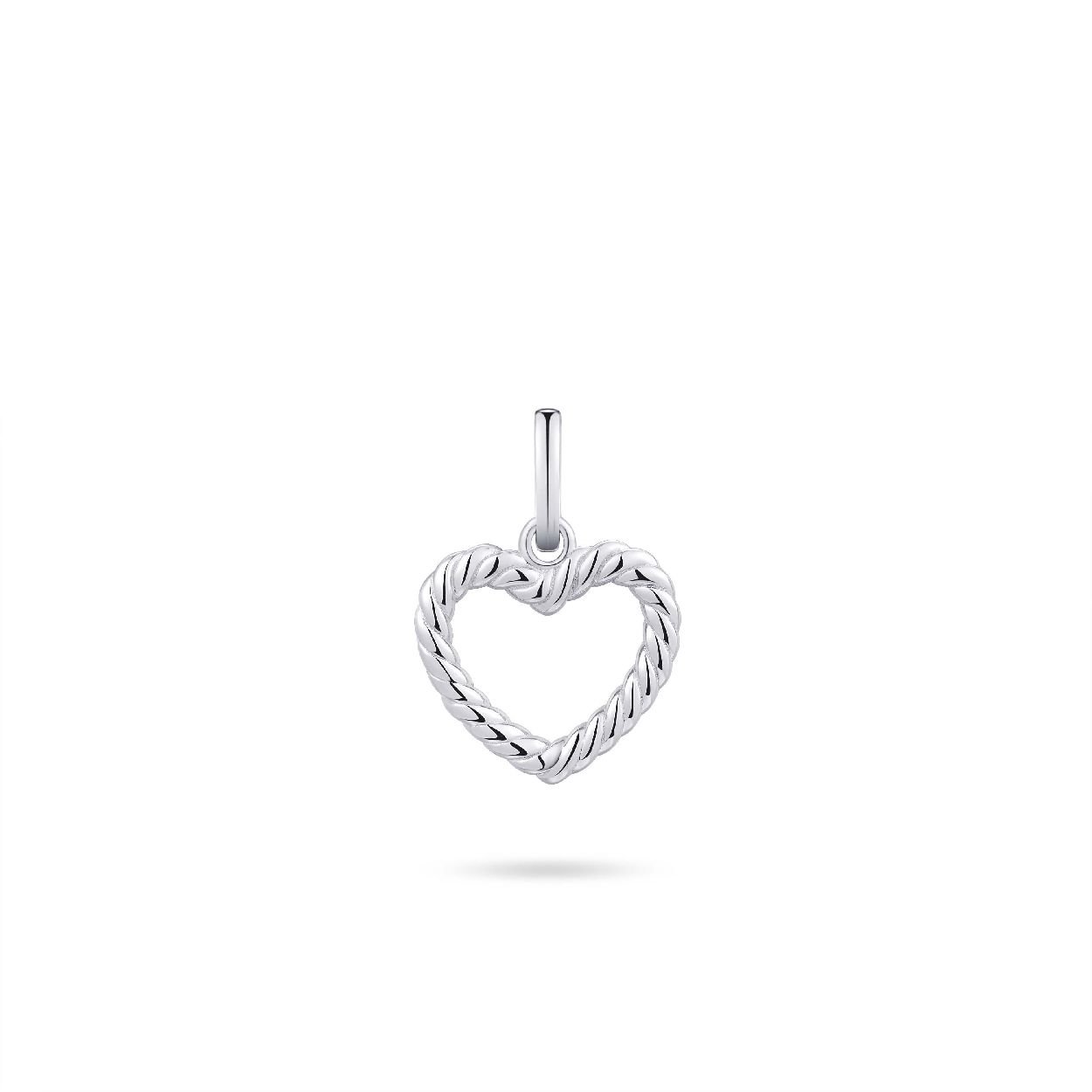 Mooie zilveren opengewerkte en gedraaide hart hanger. Het formaat van de hanger is 12 x 12 mm.

Leuk om te combineren met andere sieraden uit onze collectie.