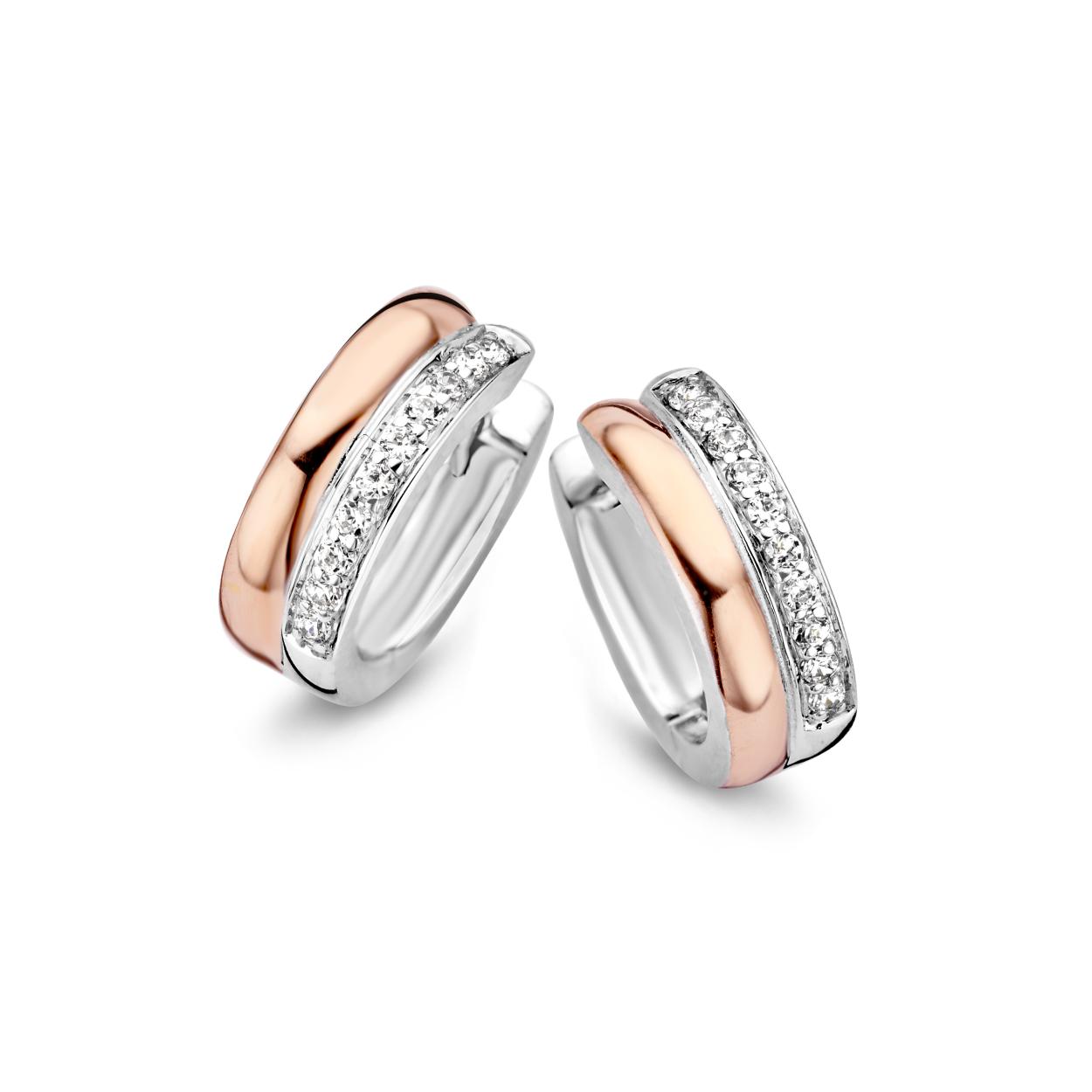 Moments Oorsieraden. Moments Jewelry  zijn sieraden waar jouw sieradenkist niet zonder kan. De zilveren sieraden zijn gerhodineerd, of verguld in het ros� of geel goud. Wanneer gezet met stenen, is gebruik gemaakt van briljant geslepen zirconia's.