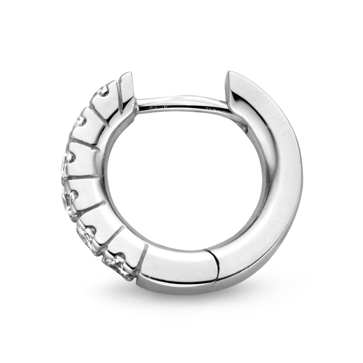 Moments Jewelry  zijn sieraden waar jouw sieradenkist niet zonder kan. De zilveren sieraden zijn gerhodineerd, of verguld in het ros� of geel goud. Wanneer gezet met stenen, is gebruik gemaakt van briljant geslepen zirconia's.