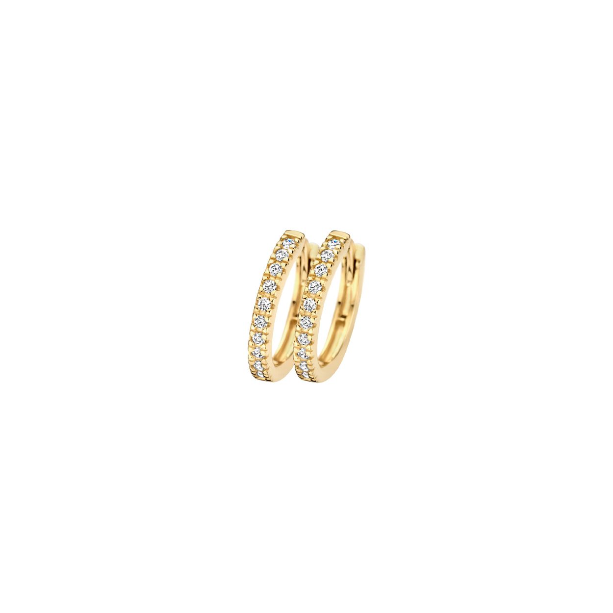 Deze stijlvolle 14k geelgouden oorringen zijn bezet met schitterende zirkonia’s in pavé-zetting. Ze hebben een lengte van 11,7 mm en zijn voorzien van een kliksluiting. De oorringen zijn prachtig op zichzelf, maar ook mooi te combineren met ring 1244YZI uit onze collectie.