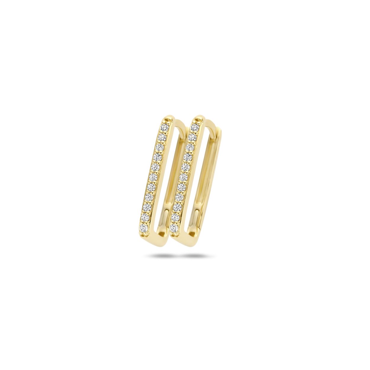 Deze bijzondere 14k geelgouden oorringen hebben een rechthoekig ontwerp en zijn elk bezet met 11 zirkonia’s in pavé-zetting. De oorringen zijn 14,5 mm hoog en hebben een kliksluiting. Prachtig op zichzelf, maar in combinatie met andere (oor)sieraden uit onze collectie. 