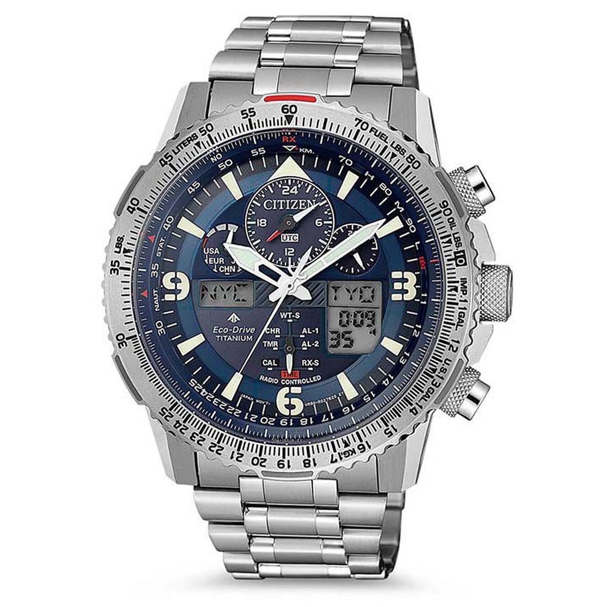 De Citizen JY8100-80L Promaster Sky is een van de meest uitgebreide herenhorloges in onze shop. Dit model is Radio Controlled: Het uurwerk is volledig radiogestuurd en wordt aangestuurd door het signaal van de atoomklok. Het is daarmee zo accuraat dat het een afwijking heeft van niet meer dan 1 seconde per 1 miljoen jaar.

De JY8100-80L is een horloge gemaakt van titanium
Deze Promaster Sky is gemaakt van titanium en dat voel je: het horloge is lekker licht, een stalen horloge is écht een stuk zwaarder. Dankzij het Super Titanium is dit horloge ook nog eens anti-allergisch én de JY8100-80L Sky is bovendien ook anti-magnetisch.


+ Verlichte wijzerplaat
+ Schokdetectie functie
+ Anti-magnetisch, anti-allergisch


Ontspiegeld saffierglas
Zoals je dat van Promaster mag verwachten heeft ook de JY8100-80L een Eco-Drive uurwerk dat zijn energie haalt uit licht. Het kan in het donker 3,5 jaar lang zijn energie bewaren. Daarbij heeft het ook nog eens 2 alarmfuncties en een uitgebreide stopwatch. Ook is dit horloge uitgerust met ontspiegeld saffierglas.

