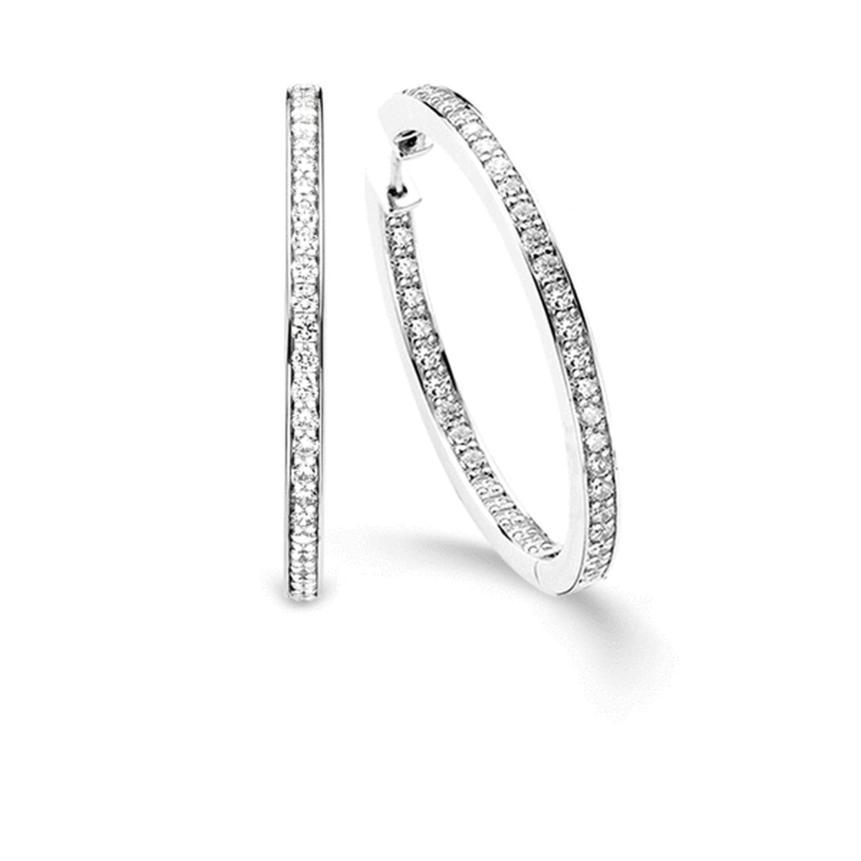 Deze TI SENTO - Milano oorbellen zijn de eyecatcher van iedere outfit. De oorbellen zijn gemaakt van gerhodineerd sterling zilver en afgewerkt met een rij pavé gezette zirkonia's. De kristallen zijn geplaatst in een railzetting, zodat het invallende licht voor extra schittering zorgt. Het TI SENTO design team besteedt veel aandacht aan details, wat terug te zien is aan de binnenzijde van deze creolen die eveneens gezet zijn met zirkonia's. De doorsnede van de oorbellen is 31 mm.