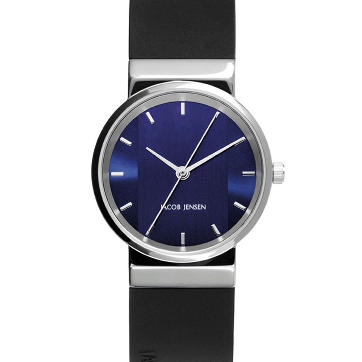 De New collectie is de meest beroemde collectie van Jacob Jensen. Met de collectie werd in 2012 de begeerde Red Dot Design Award gewonnen, omdat de jury onder de indruk was van het minimalistische ontwerp, dat in al haar eenvoud zorgt voor een verscherpte perceptie van de essentie.

De Jacob Jensen New 749 is een horloge met een wijzerplaat die over het midden verticaal geborsteld is, als een optische verlenging van de horlogeband. Boven de blauwe wijzerplaat draait de karakteristieke dubbele secondewijzer. De kast van het horloge is van glanzend roestvrij staal en aan het horloge zit een zwart rubberen horlogeband, die door de bijzondere bevestiging eenvoudig (zelf) uit te wisselen of te vervangen is.

Het 29 millimeter brede dameshorloge heeft mineraal glas en een betrouwbaar Zwitsers Ronda quartz uurwerk. Van de Jacob Jensen New 749 is ook een grotere variant, de New 739, en een XL uitvoering, de New 709.