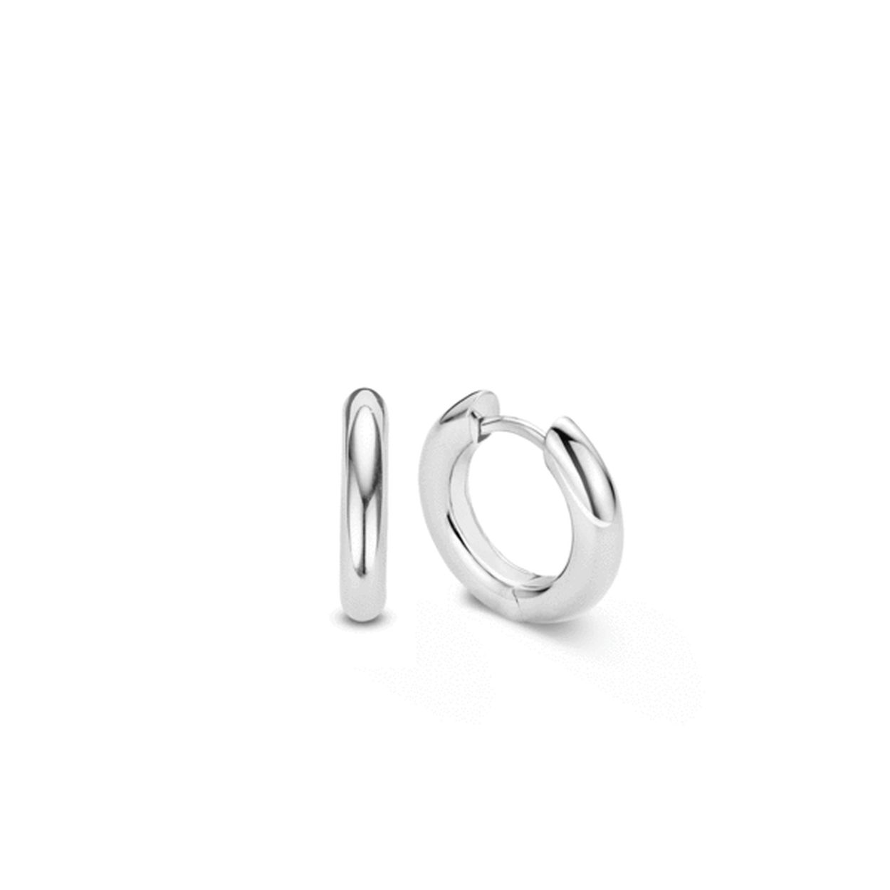 Deze basic TI SENTO - Milano oorbellen hebben een doorsnede van 18 mm en zijn gemaakt van gerhodineerd sterling zilver. De oorbellen zijn afgewerkt met een rhodiumlaag die het sieraad van extra glans voorziet en beschermt tegen slijtage. De oorbellen kunnen zowel solo worden gedragen als samen met oorbedels. Vanwege de grootte van de oorbellen is het goed om deze te combineren met wat bredere oorbedels zodat deze niet wegvallen in het geheel.