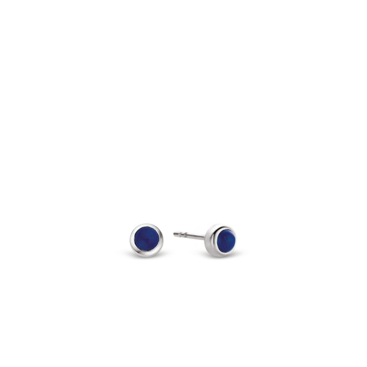 Deze zilveren TI SENTO - Milano oorknopjes 7597BL met hun donkerblauwe Lapis stijl stenen zijn eenvoud op zijn best. Sterk en klassiek.