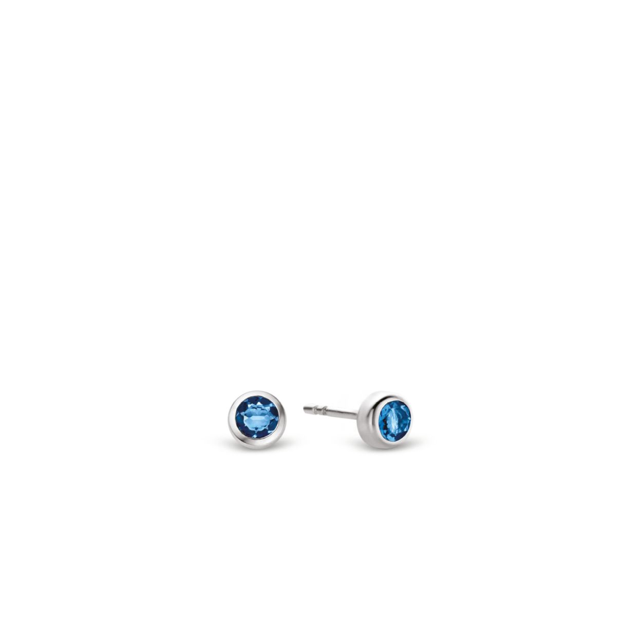 Deze zilveren TI SENTO - Milano�oorknopjes 7597DB met hun helderblauwe stenen zijn eenvoud op zijn best. Voeg wat glinsterend blauw licht toe aan je look.
