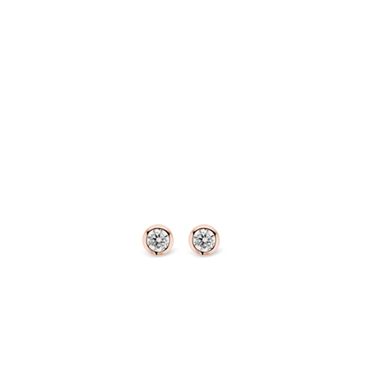 Deze TI SENTO - Milano oorbellen zijn gezet met zirkonia's die een doorsnede van 6 mm hebben. Als sierlijk detail zijn de zirkonia's gezet in een ros�gouden gladomzetting. In de TI SENTO collectie zijn verschillende sieraden uit dezelfde serie beschikbaar waardoor de oorbellen zowel los als in een set kunnen worden gedragen.
