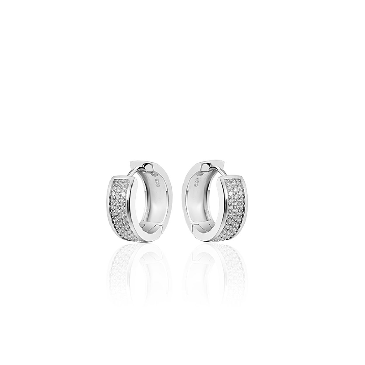 Zilver gerhodineerde oorringen met zirkonia, gezet in pavé zetting. De oorringen zijn voorzien van een scharniersluiting