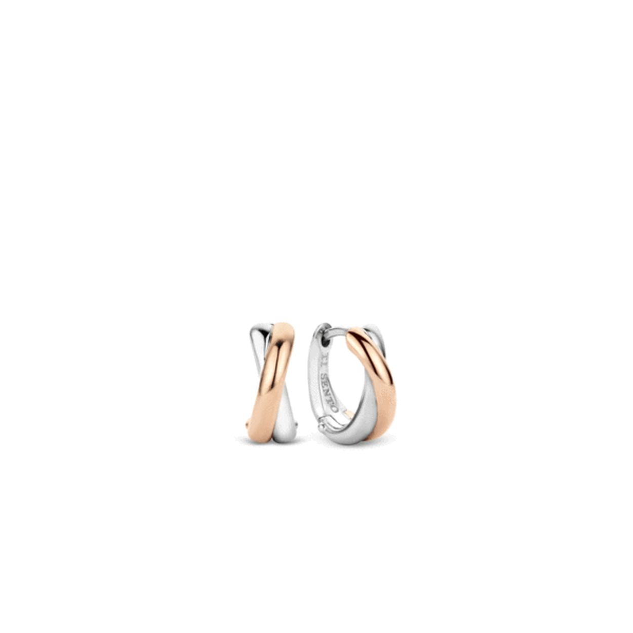 TI SENTO - Milano oorbellen. Deze oorringen zijn gemaakt van gerhodineerd sterling zilver en zijn deels voorzien van een 18k roségouden plating. Door de kleurcombinatie van zilver en roségoud zijn deze oorbellen zonder twijfel een goede aanvulling op jouw sieradencollectie!