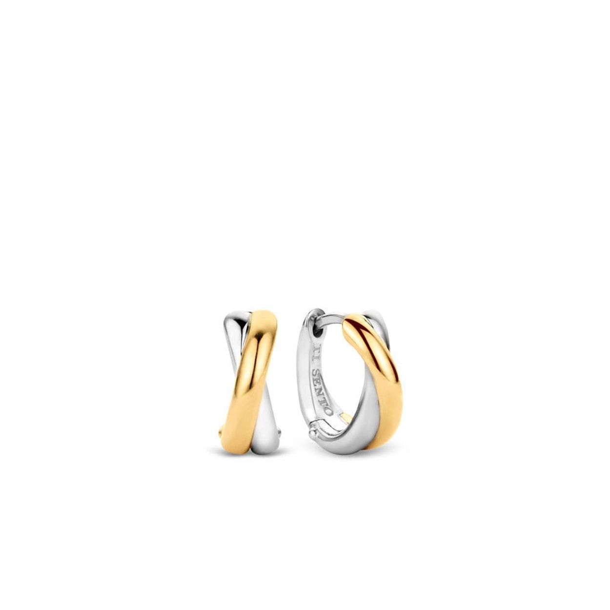 Oneindige liefde. Deze goud vergulden lus is verbonden met het zilver voor een cool contrast. Eenvoud op zijn best.
