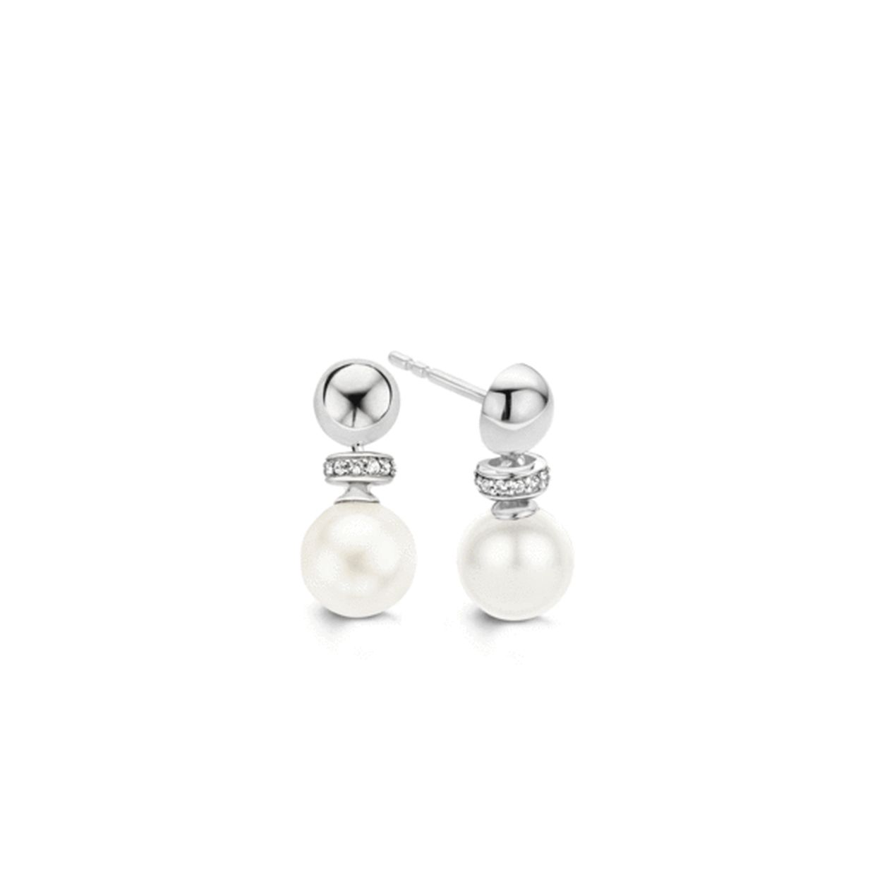 Deze stijlvolle TI SENTO - Milano oorbellen zijn ontstaan door aan eenvoud een mooie schittering toe te voegen. De oorbellen zijn gezet met een parel die een doorsnede heeft van 8 mm. Voor extra schittering bungelt de parel aan een zirkonia gezette rand. Het sieraad is gemaakt van gerhodineerd sterling zilver. De toegevoegde rhodiumlaag over het zilver zorgt voor extra glans en een langere levensduur van het sieraad.