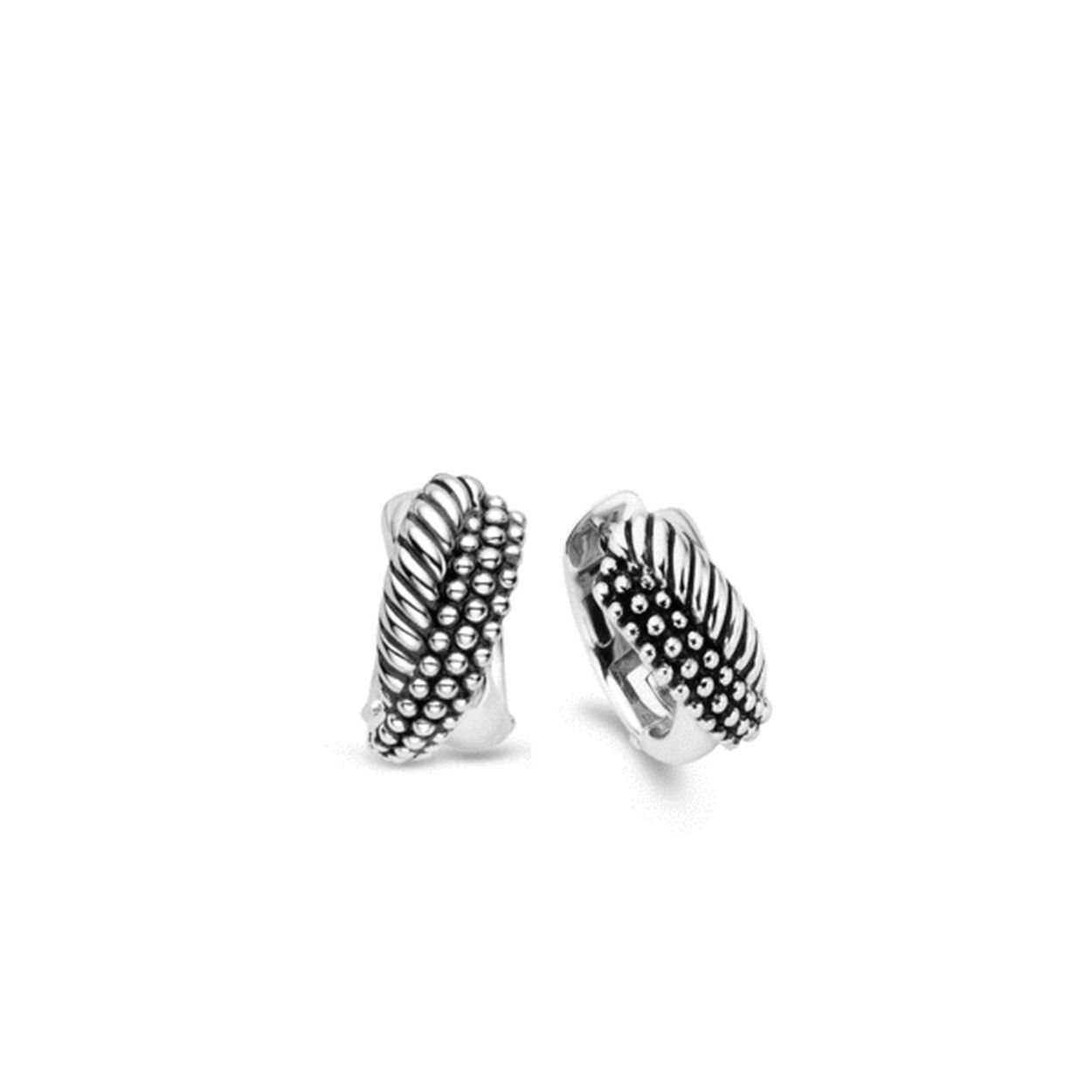 Drie banden van gerhodineerd sterling zilver kruisen elkaar in dit elegante ontwerp van TI SENTO - Milano oorbellen. De drie banden zijn verschillend in motief: glad gedraaid en gebubbeld. De motieven zijn aangezet met zwarte oxidatie voor een extra effect in kleur en stijl. De oorbellen lopen naar de achterzijde taps toe. De rhodiumlaag zorgt voor een extra glans en een langere levensduur van het sieraad.